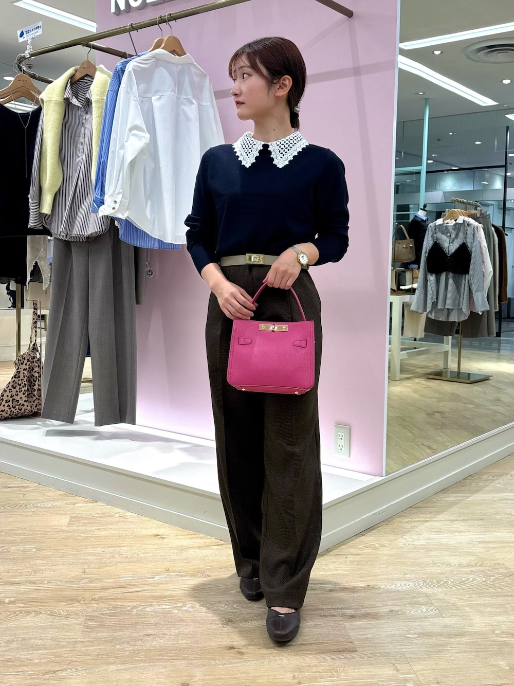 ピンク系のショルダーバッグ、ブルー系のニット/セーター、ブラウン系のその他パンツを着用したレディースの秋コーディネートの1枚目の写真