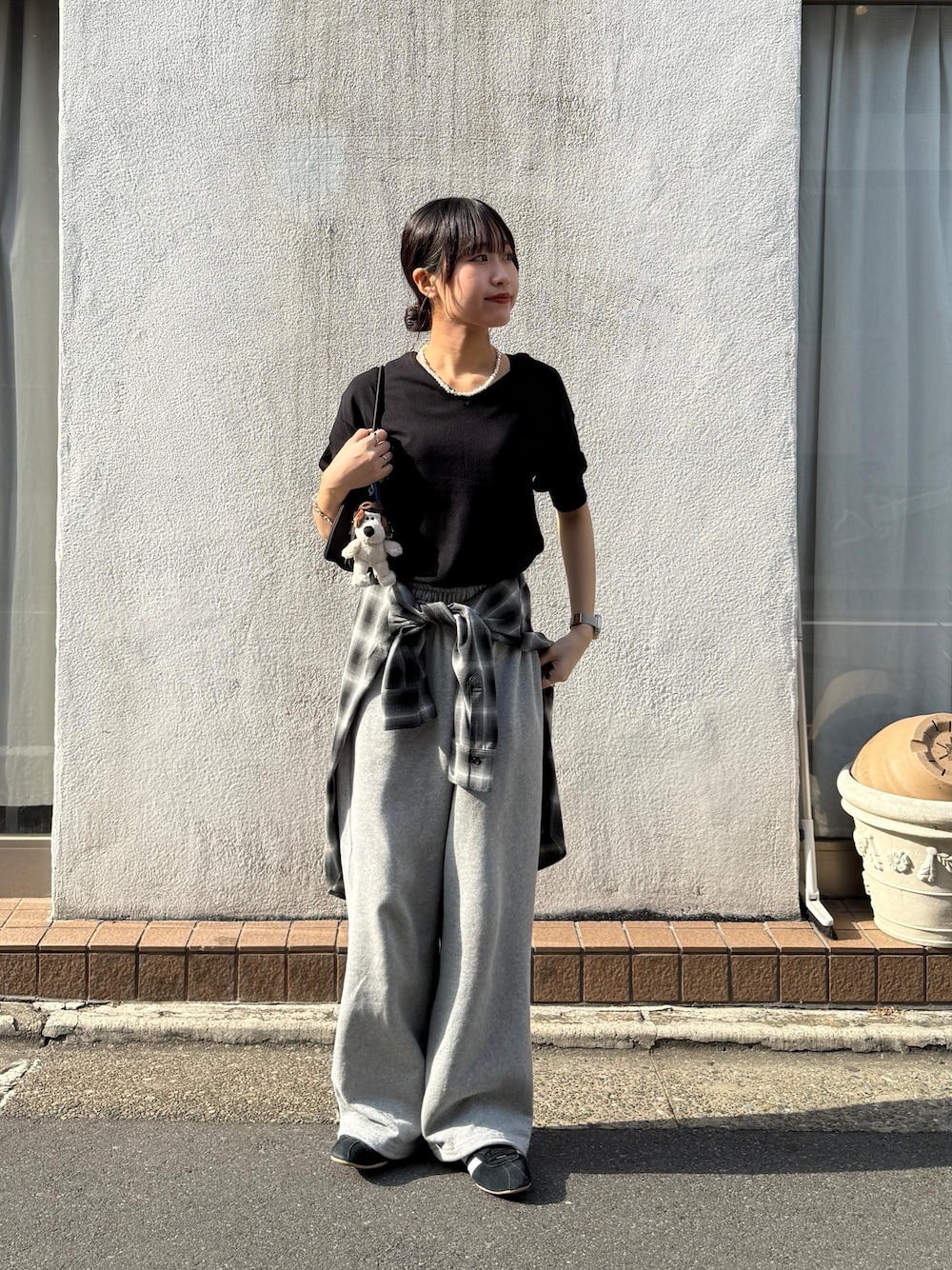 「大人カジュアル、スウェットパンツ、スウェットパンツスタイル、スウェットパンツコーデ、スウェットパンツ　、スウェットパンツ  グレー、チェックシャツ、チェックシャツ腰巻き、チェックシャツコーデ、黒Tシャツ、カジュアルコーデ、カジュアル、カジュアルスタイル、カジュアルミックス」｜「COLONY 2139のビスコースPBTプレーティング半袖プルオーバー（ニット/セーター、ブラック系）」を使った、momokaさん（レディース・160cm）の春コーディネートの1枚目の写真