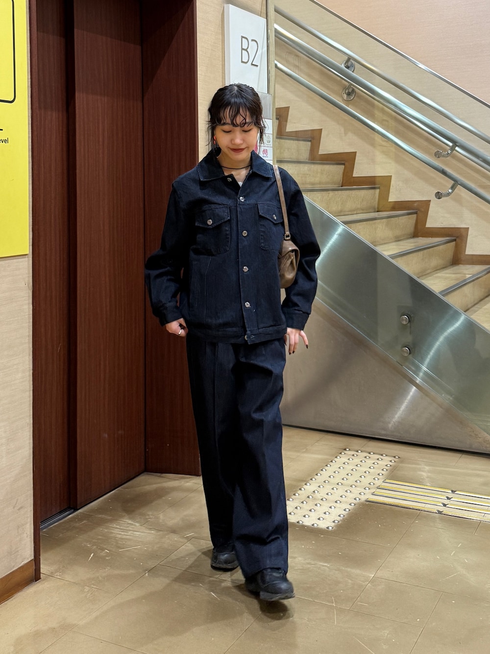 「デニムジャケット、デニムジャケットコーデ、デニム、デニムコーデ、デニムオンデニム、春コーデ、シンプルスタイル、春先取り、ゆるシルエット、ジャケットスタイル」｜「COLONY 2139のミニマムデニムジャケット（デニムジャケット、ブルー系）」を使った、momokaさん（レディース・160cm）の春コーディネートの1枚目の写真