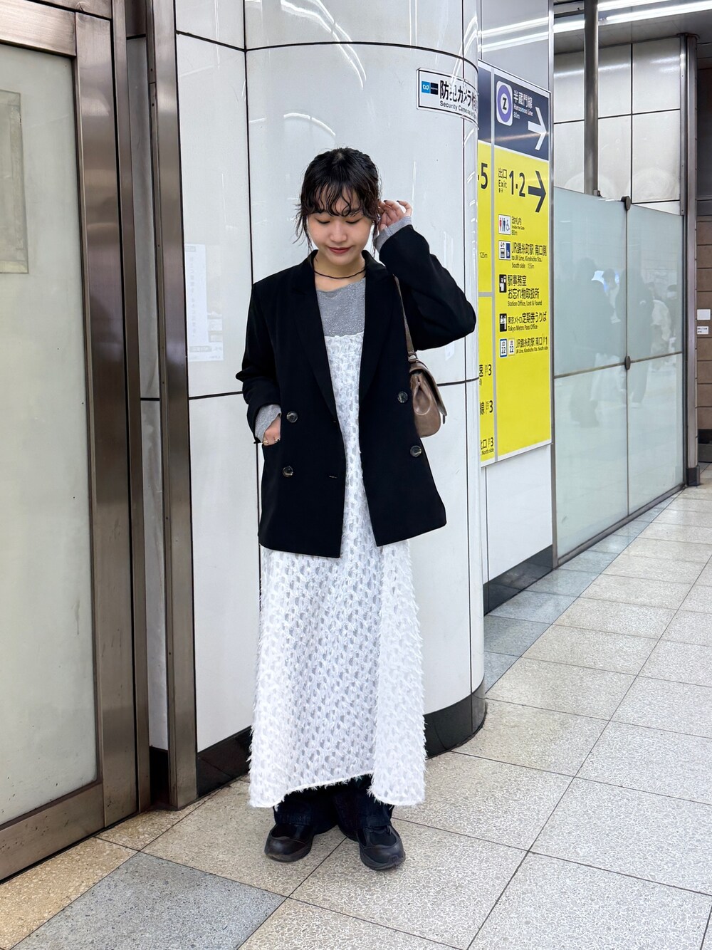 「ジャケット、ジャケットコーデ、ジャケット 、ジャケット/アウター、ジャケットスタイル、春色、今日のコーデ、春服、春服コーデ、フリンジ、大人かわいい、春、シンプル、きれいめコーデ、お洒落さんとつながりたい」｜「COLONY 2139のオーバーダブルテーラードジャケット（テーラードジャケット、ブラック系）」を使った、momokaさん（レディース・160cm）の春コーディネートの1枚目の写真