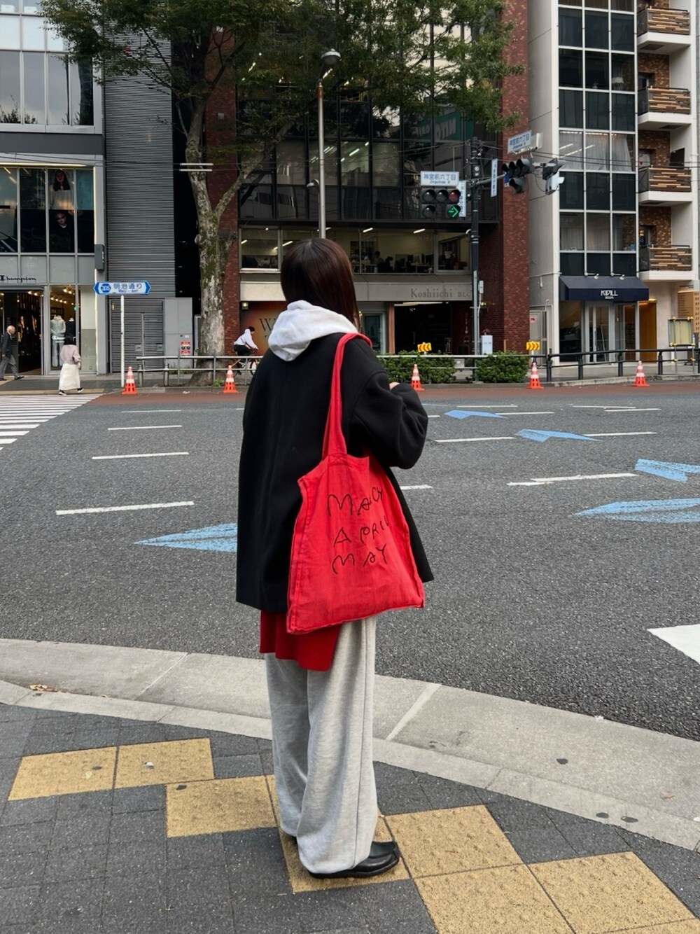 「COLONY 2139のポケット刺繍スウェットパンツ（スウェットパンツ、グレー系）」を使った、momokaさん（レディース・160cm）の秋コーディネートの1枚目の写真
