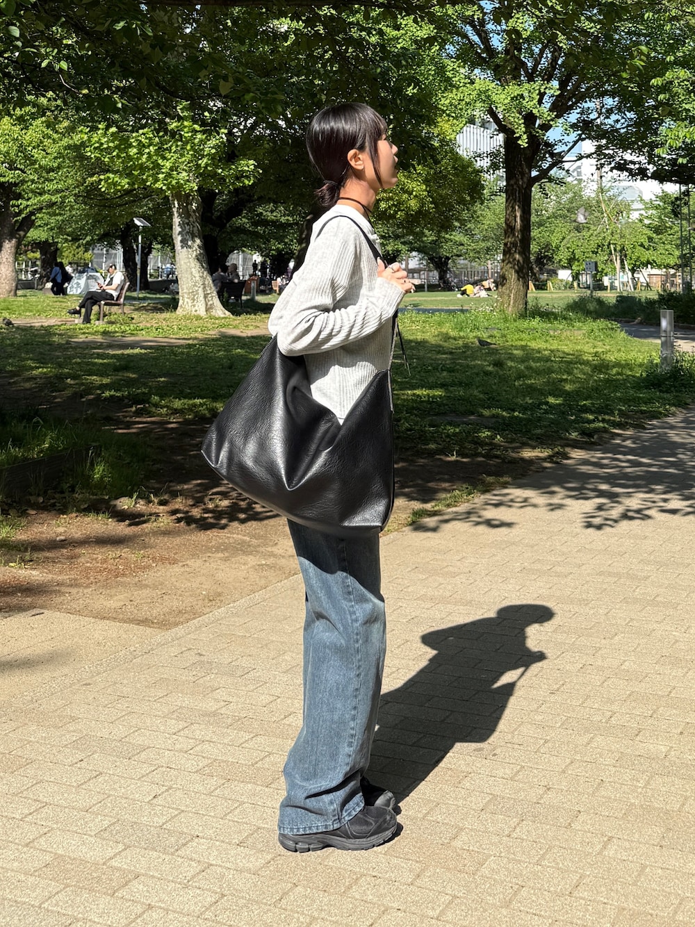 「レイヤードスタイル、白Tシャツ、プチプラ、初夏コーデ、夏ファッション、大人カジュアルコーデ、オトナカワイイ、ラフコーデ、大人コーデ、デニム、デニムパンツ、デニムコーデ、シアーカーディガン、シアーカーディガンコーデ」｜「COLONY 2139のワンショルダーバッグ（ショルダーバッグ、ブラック系）」を使った、momokaさん（レディース・160cm）の夏コーディネートの1枚目の写真