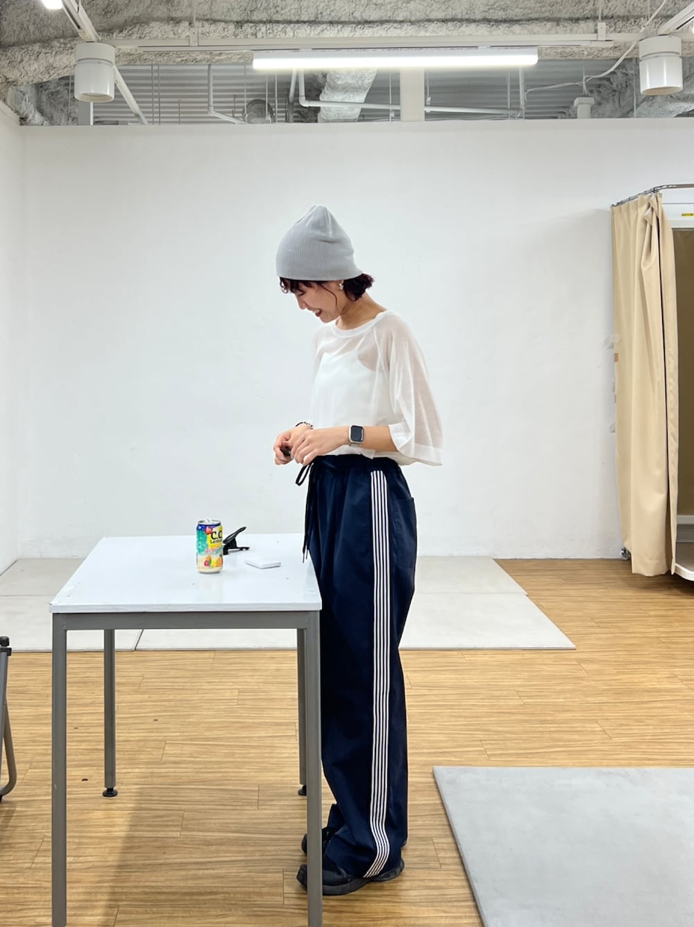 「スケーターパンツ、サイドラインパンツ、シアートップス、シアーニット、ビーニー、ビーニーコーデ、カジュアルコーデ」｜「COLONY 2139のシアーニットプルオーバー（ニット/セーター、ホワイト系）」を使った、momokaさん（骨格ウェーブ・レディース・160cm）の夏コーディネートの1枚目の写真
