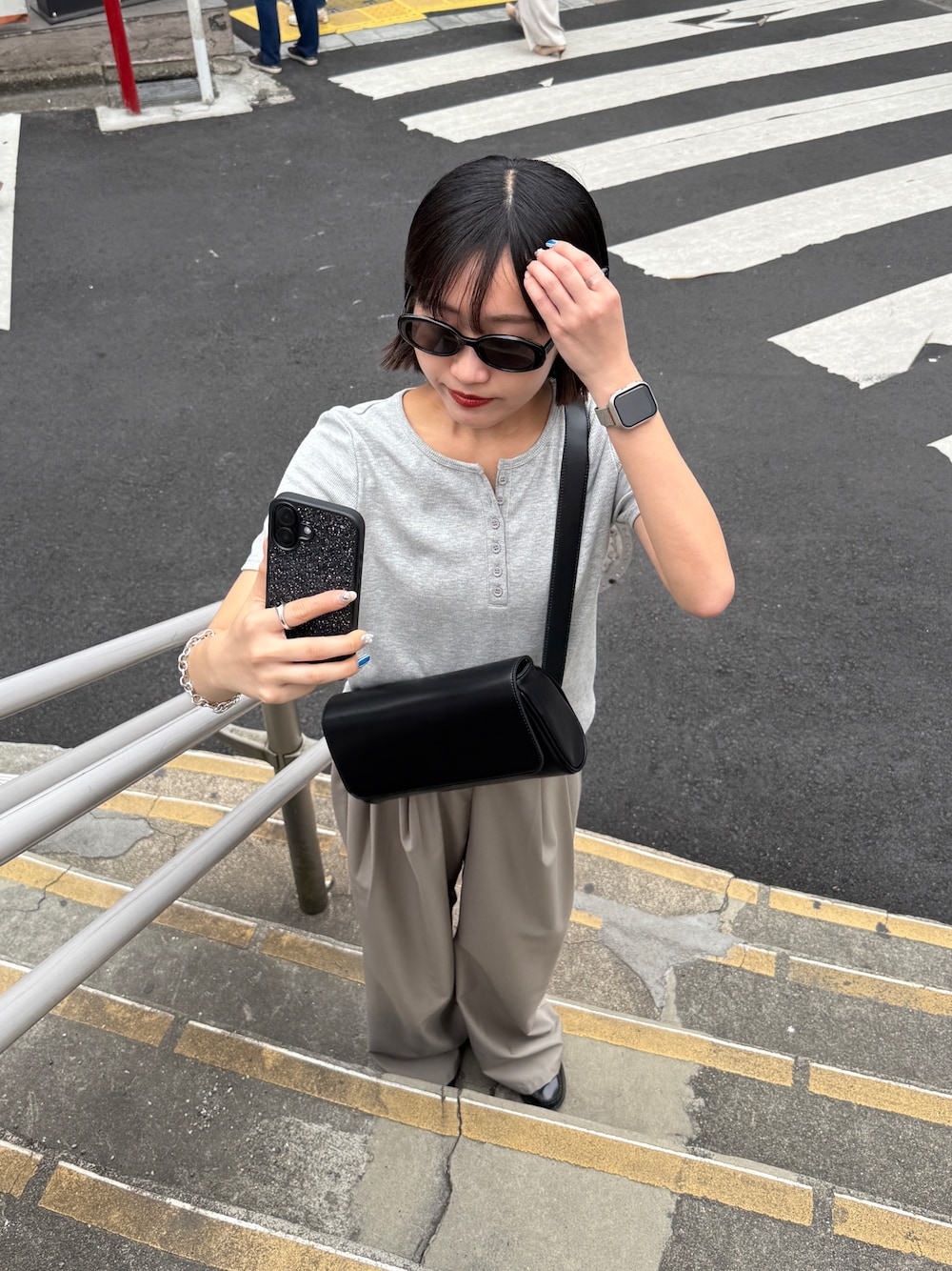 「モノトーン、サングラス、夏コーデ、夏ファッション、お出かけコーデ、大人可愛い、着回しコーデ、夏、スラックス、スラックスコーデ、ヘンリーネック、ヘンリーネックＴシャツ、サングラススタイル、サングラスコーデ」｜「COLONY 2139のヘンリーネックテレコハーフスリーブTシャツ（Tシャツ/カットソー、グレー系）」を使った、momokaさん（レディース・160cm）の夏コーディネートの1枚目の写真