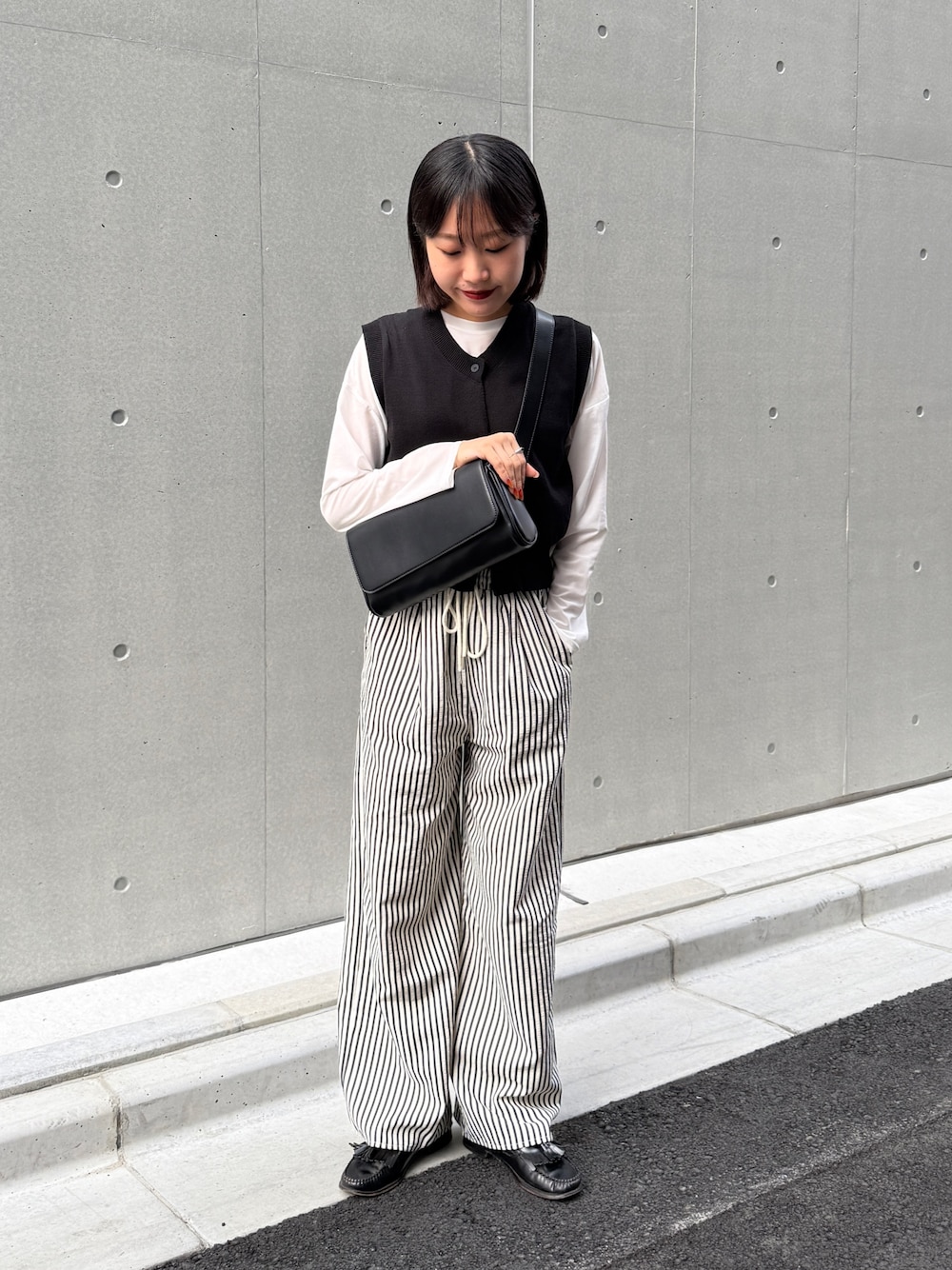 「ストライプ、ストライプパンツ、きれいめコーデ、ベスト、ベストコーデ、ベストスタイル、夏コーデ、レイヤードスタイル、きれいめカジュアル、シアートップス」｜「COLONY 2139のストライプイージーパンツ（その他パンツ、ブルー系）」を使った、momokaさん（レディース・160cm）の夏コーディネートの1枚目の写真