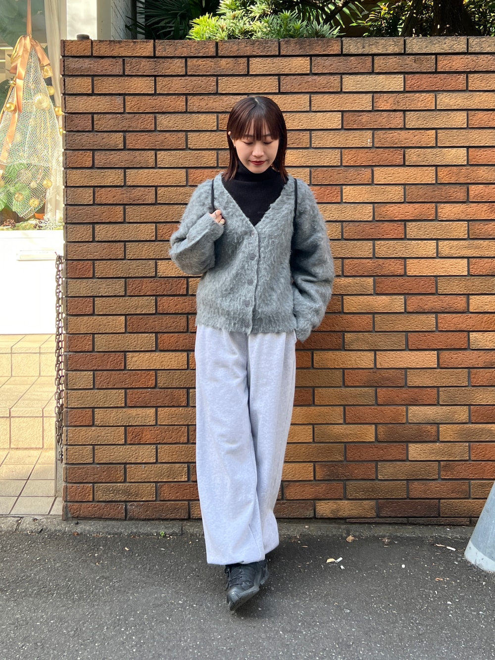 「COLONY 2139のモヘアタッチカーディガン（カーディガン/ボレロ、グリーン系）」を使った、momokaさん（レディース・160cm）の冬コーディネートの1枚目の写真