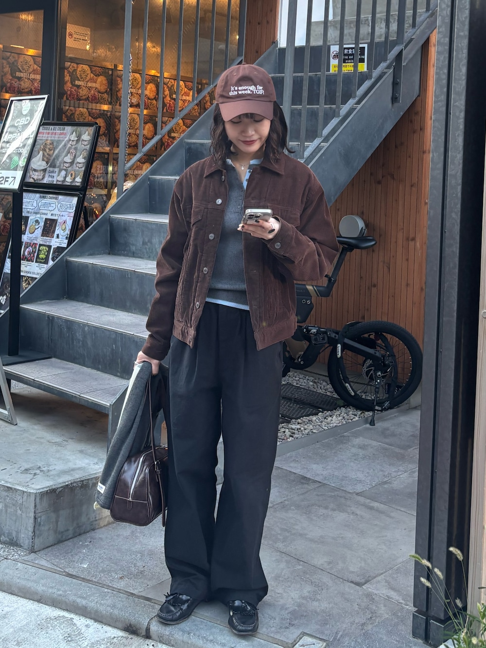 グレー系のニット/セーター、ブラック系のその他パンツ、ブラック系のボストンバッグを着用したレディースの冬コーディネートの1枚目の写真