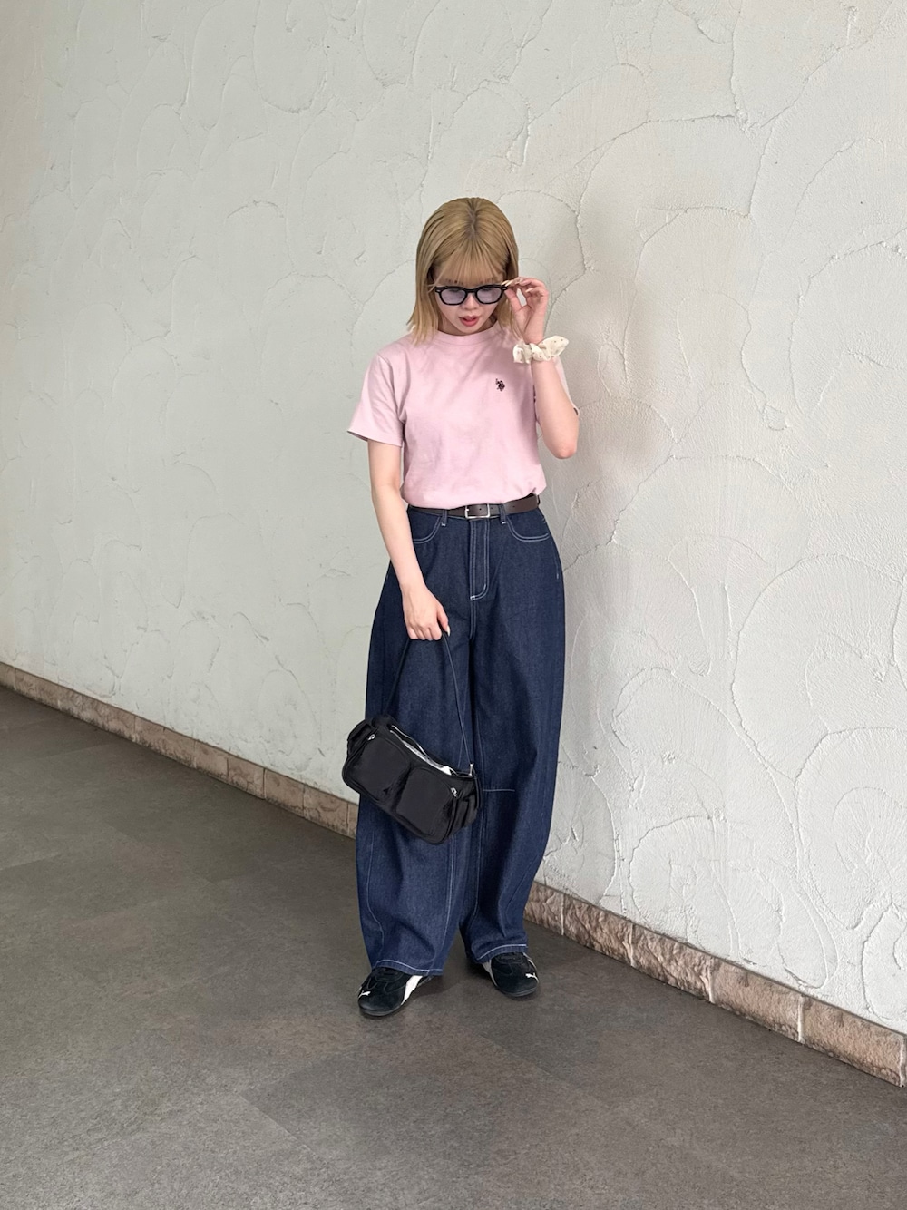 ブルー系のデニムパンツを着用したレディースの夏コーディネートの1枚目の写真