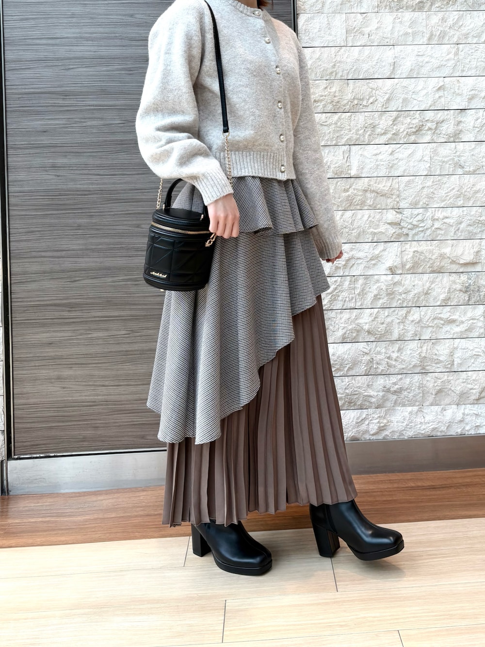「ミッシュ マッシュ(MISCH MASCH)、MISCH MASCH、秋冬コーデ、オトナ女子、カジュアルコーデ」｜「MISCH MASCHの■2024秋冬新作■ペプラムベルト付き異素材スカート/MM447211（スカート、ブラウン系）」を使った、エスパル仙台店さん（骨格ストレート・レディース・153cm）の冬コーディネートの1枚目の写真