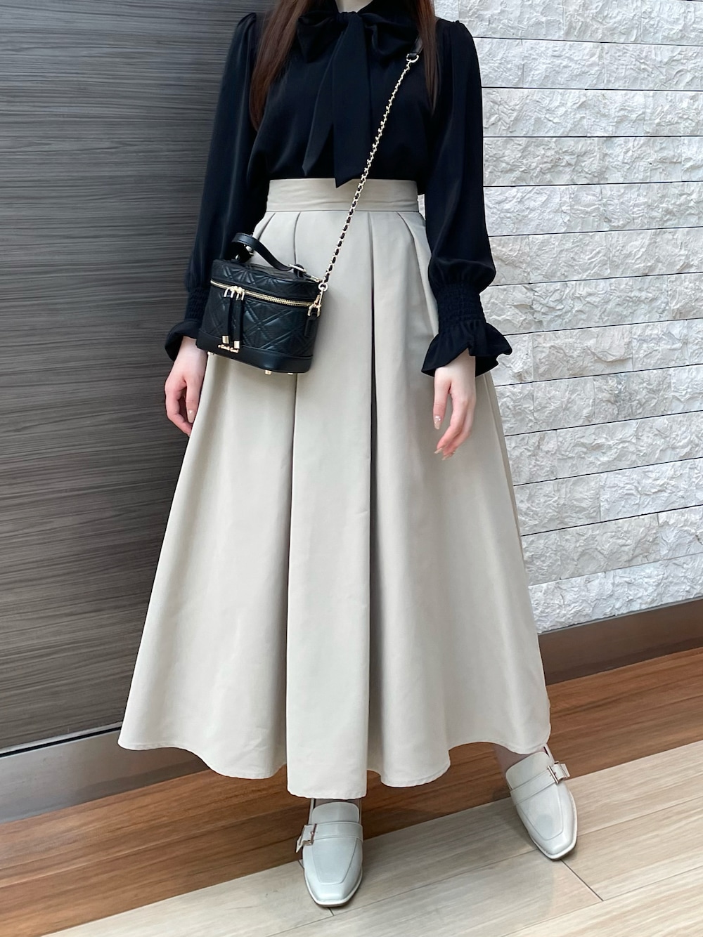 「MISCH MASCH、mischmasch、ミッシュマッシュ、秋コーデ、大人ガーリー、大人かわいい」｜「MISCH MASCHの■2024秋冬新作■ボウタイブラウス /MM438107（シャツ/ブラウス、ブラック系）」を使った、エスパル仙台店さん（骨格ウェーブ・レディース・152cm）の秋コーディネートの1枚目の写真