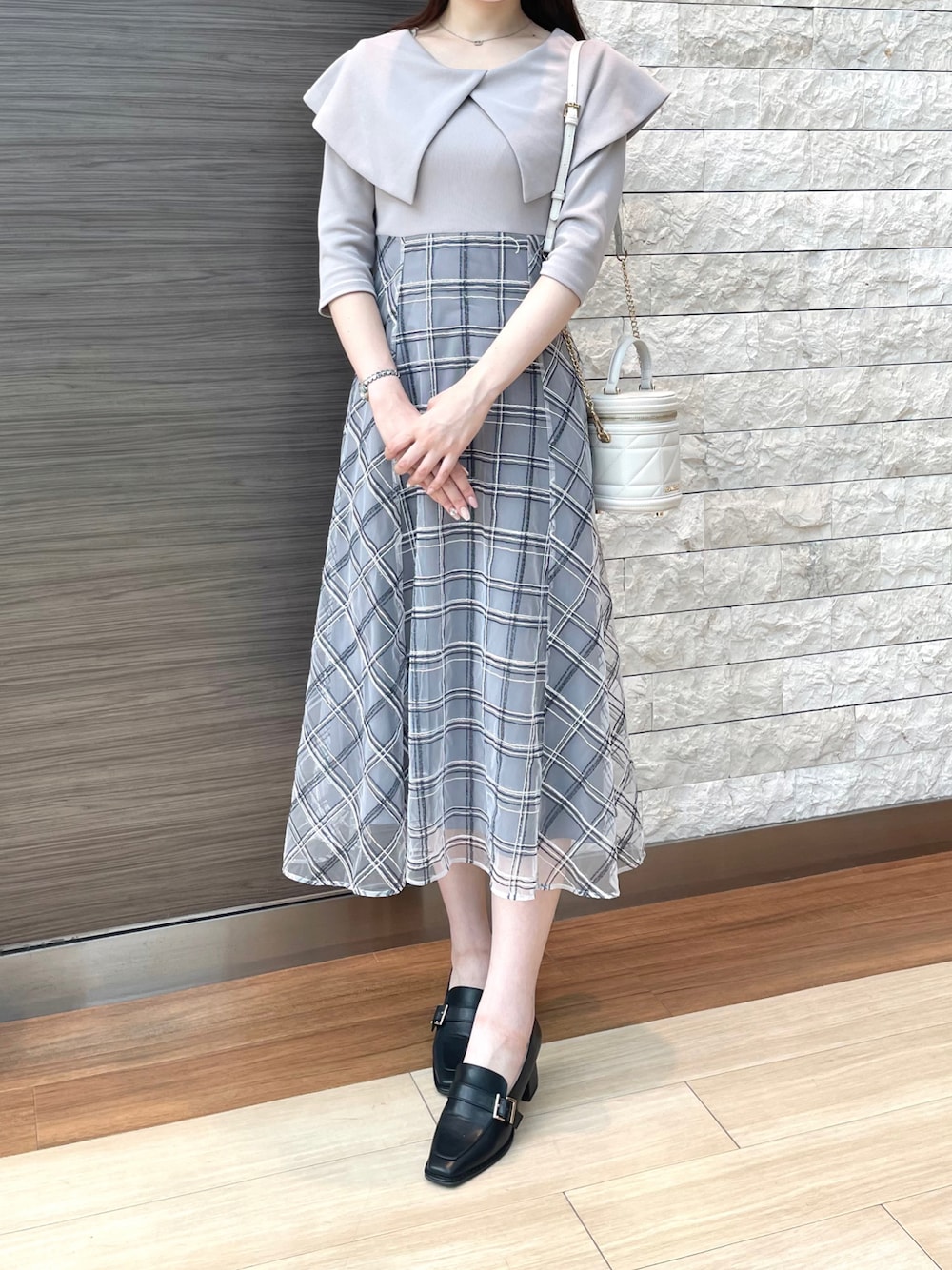 「ミッシュマッシュ、MISCH MASCH、秋コーデ、大人女子」｜「MISCH MASCHの■2024秋冬新作■シャイニーチェックドッキングワンピース/MM437414（ワンピース、グレー系）」を使った、エスパル仙台店さん（骨格ウェーブ・レディース・164cm）の秋コーディネートの1枚目の写真