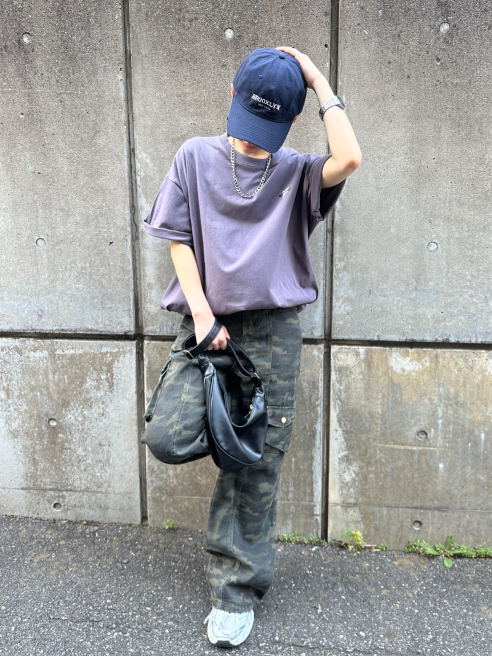 ブラック系のショルダーバッグ、その他のデニムパンツ、グレー系のTシャツ/カットソーを着用したレディースの夏コーディネートの1枚目の写真