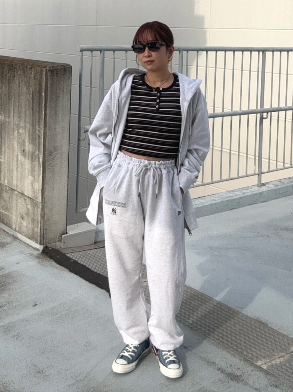 グレー系のTシャツ/カットソー、グレー系のパーカー、グレー系のスウェットパンツを着用したレディースの春コーディネートの1枚目の写真