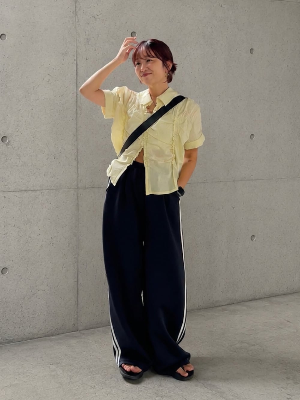 ホワイト系のシャツ/ブラウス、ブルー系のその他パンツ、ブラック系のその他シューズを着用したレディースの夏コーディネートの1枚目の写真