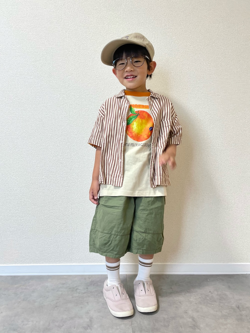 「キッズコーデ、キッズファッション、男の子、5歳、夏コーデ、レイヤードスタイル、ストライプシャツ、淡色コーデ、シャツスタイル、リンガーTシャツ、ハーフパンツ、Tシャツ、めがね、キャップ」｜「p.premierのフルーツだいすきグラフィックリンガー半袖Tシャツ（Tシャツ/カットソー、ベージュ系）」を使った、mocchirhさん（キッズ・100cm）の夏コーディネートの1枚目の写真