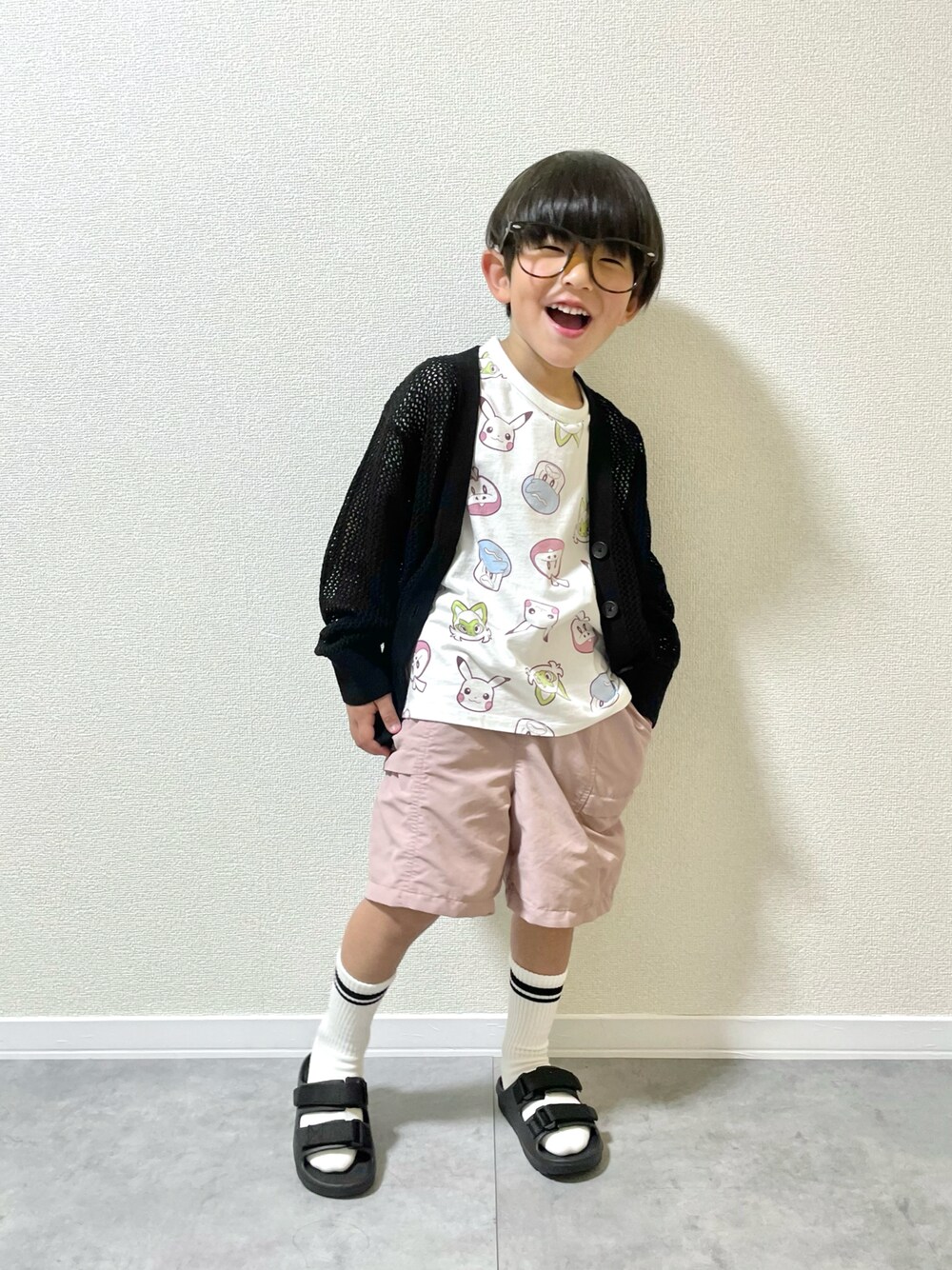 「キッズコーデ、キッズファッション、男の子、4歳、春コーデ、春めき満開コーデ、春色、スポーツミックス、休日スタイル、淡色コーデ、めがね、ハーフパンツ、カーディガン、ポケモン、プチプラコーデ」｜「UNIQLOのアイテム（Tシャツ/カットソー、ホワイト系）」を使った、mocchirhさん（キッズ・100cm）の春コーディネートの1枚目の写真