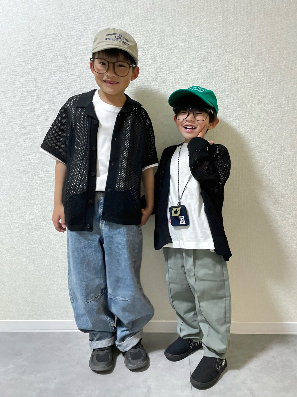 「キッズコーデ、キッズファッション、男の子、リンクコーデ、4歳、小学生、春コーデ、春めき満開コーデ、シャツスタイル、レイヤードスタイル、めがね、メッシュ、カーディガン、ワイドパンツ、キャップ」｜「GUのアイテム（シャツ/ブラウス、ブラック系）」を使った、mocchirhさん（キッズ・100cm）の春コーディネートの1枚目の写真