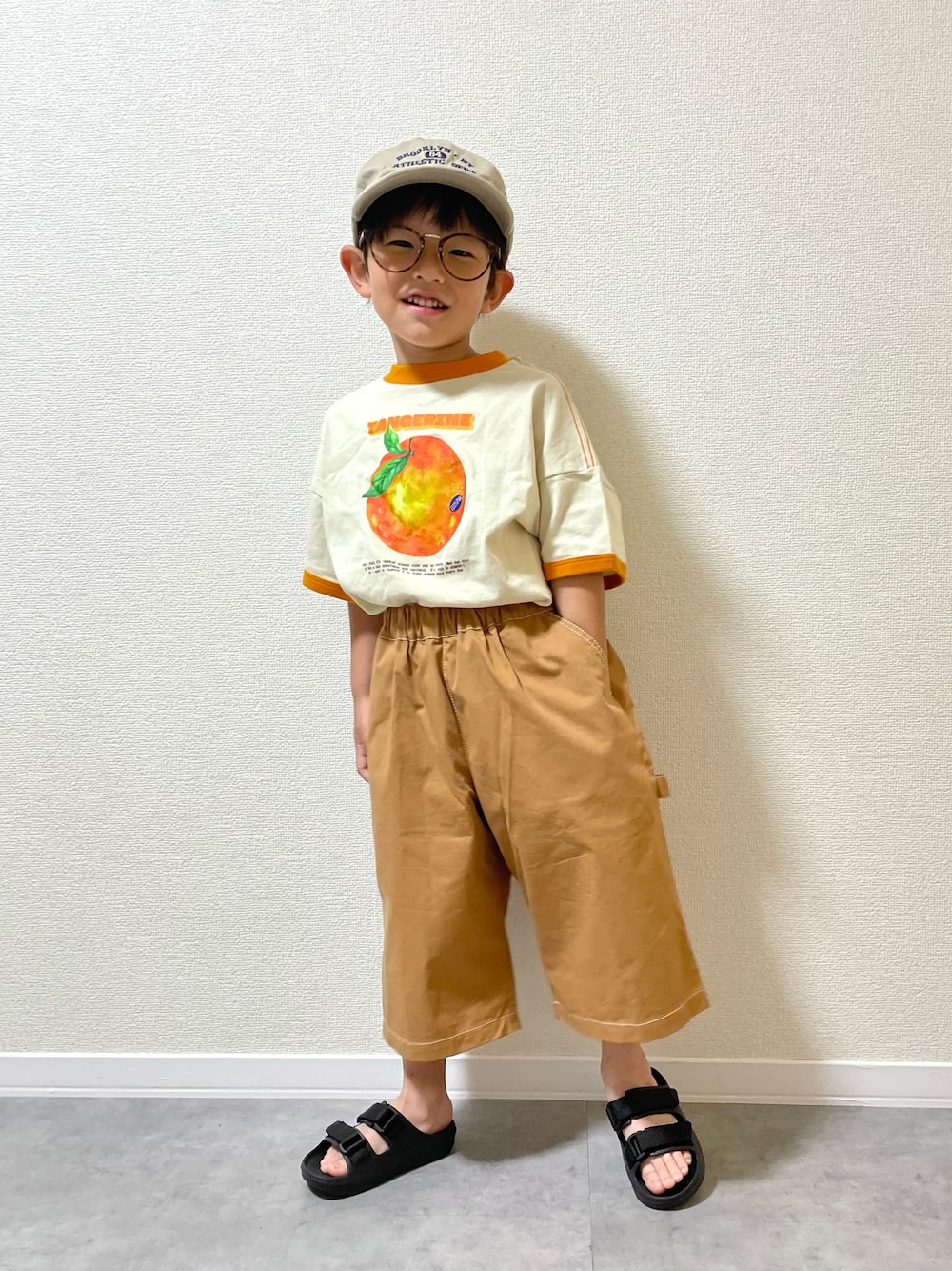「キッズコーデ、キッズファッション、男の子、5歳、やっぱり帽子が好き、春夏コーデ、夏コーデ、淡色コーデ、Tシャツ、リンガーTシャツ、ペインターパンツ、キャップ、サンダル、めがね」｜「p.premierのフルーツだいすきグラフィックリンガー半袖Tシャツ（Tシャツ/カットソー、ベージュ系）」を使った、mocchirhさん（キッズ・100cm）の春コーディネートの1枚目の写真