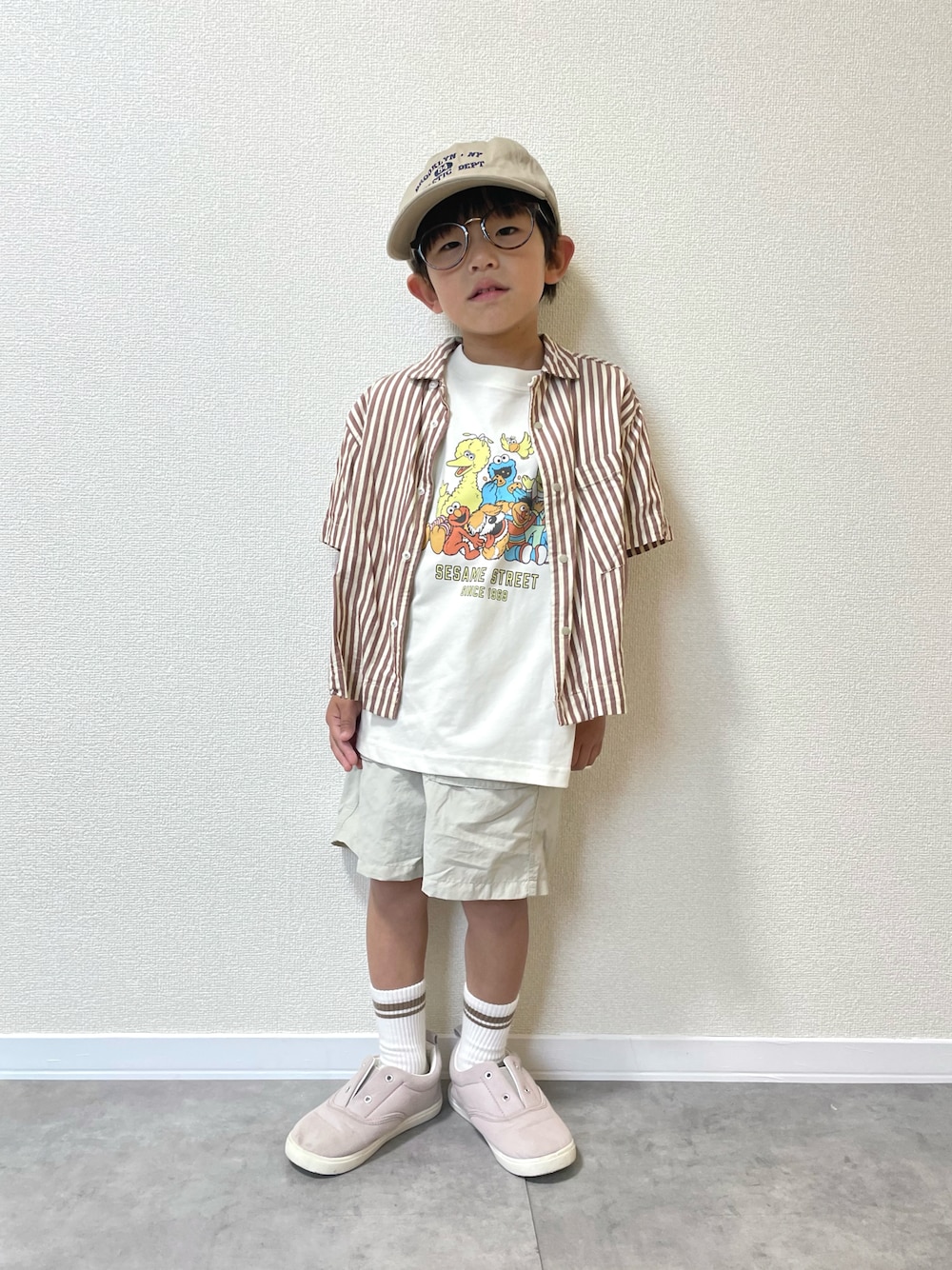 「キッズコーデ、キッズファッション、男の子、5歳、春夏コーデ、春コーデ、夏コーデ、淡色コーデ、シャツスタイル、プチプラ、ストライプシャツ、レイヤードスタイル、キャップ、めがね、ハーフパンツ」｜「and D. petit mainのカレッジロゴ刺繍CAP（キャップ、ベージュ系）」を使った、mocchirhさん（キッズ・100cm）の夏コーディネートの1枚目の写真