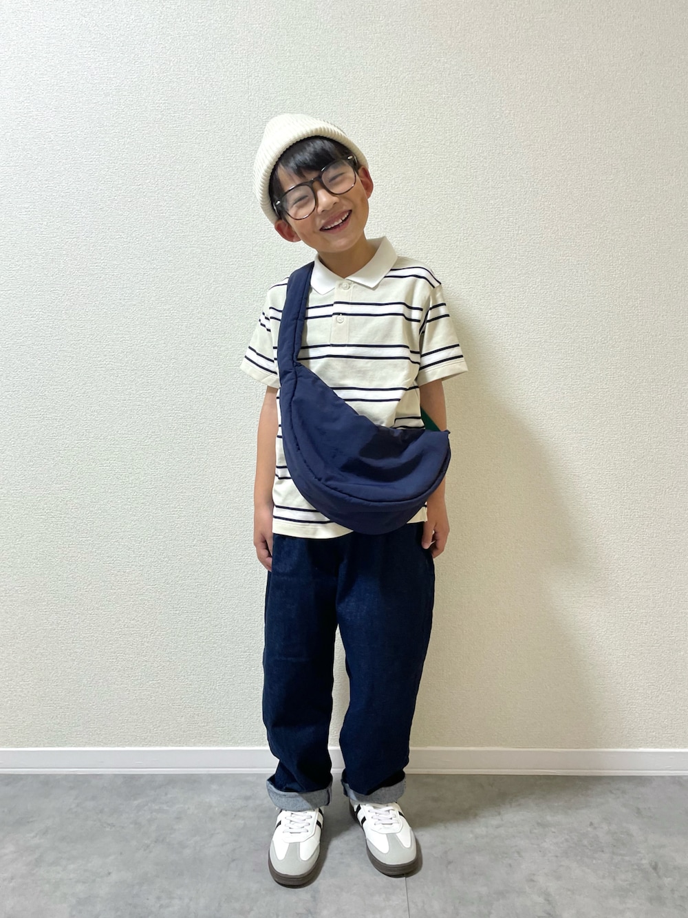 「キッズコーデ、キッズファッション、男の子、小学生、春コーデ、休日スタイル、きれいめカジュアル、お出かけコーデ、デートコーデ、シンプルコーデ、ボーダー、ショルダーバッグ、デニム、ポロシャツ」｜「UNIQLOのアイテム（ポロシャツ、ベージュ系）」を使った、mocchirhさん（キッズ・124cm）の春コーディネートの1枚目の写真