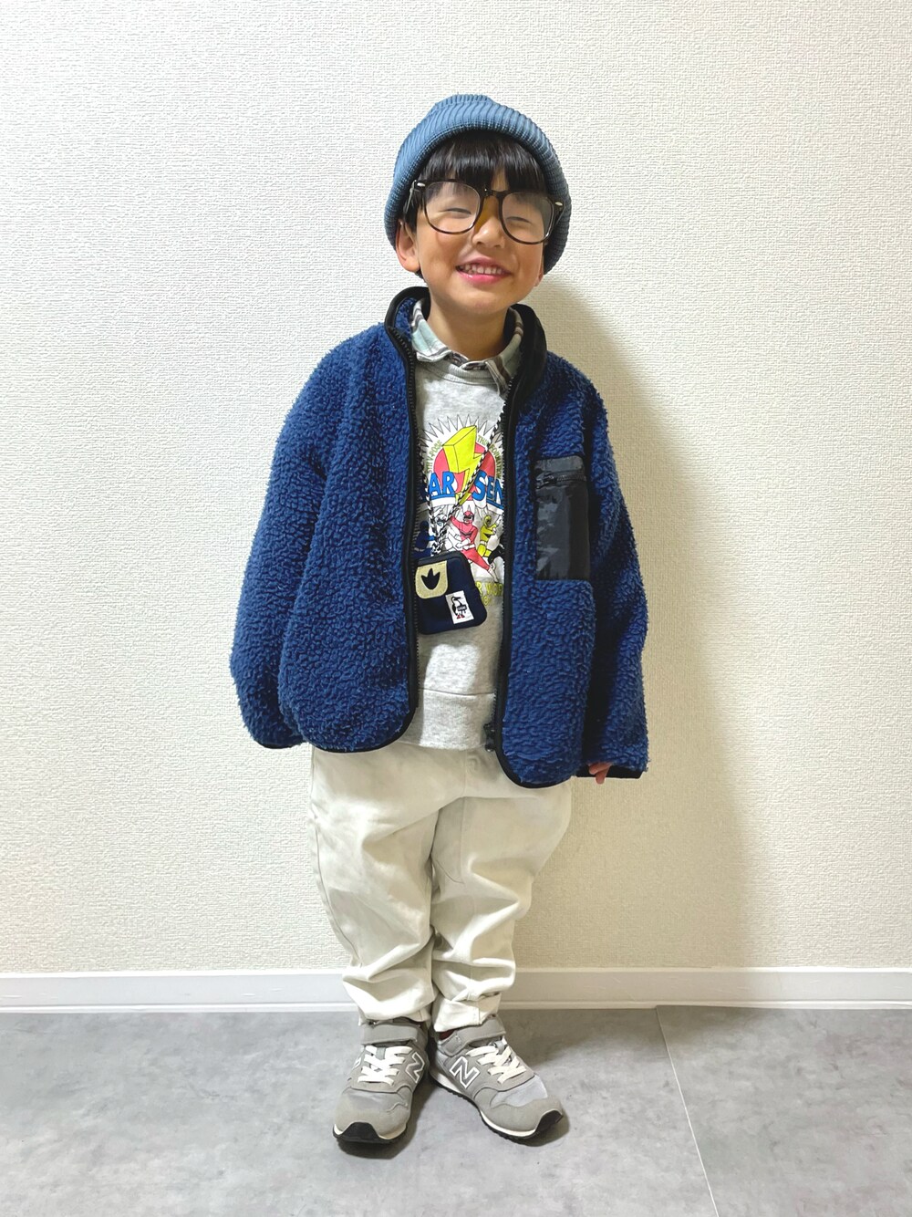 「キッズコーデ、キッズファッション、男の子、4歳、冬コーデ、マイベストコーデ2024、プチプラ、レイヤードスタイル、スニーカー、フリース、ニット帽、めがね、スウェット、お出かけコーデ、休日スタイル」｜「Life Support Productsの裏毛プリントトレーナー（スウェット、グレー系）」を使った、mocchirhさん（キッズ・100cm）の冬コーディネートの1枚目の写真