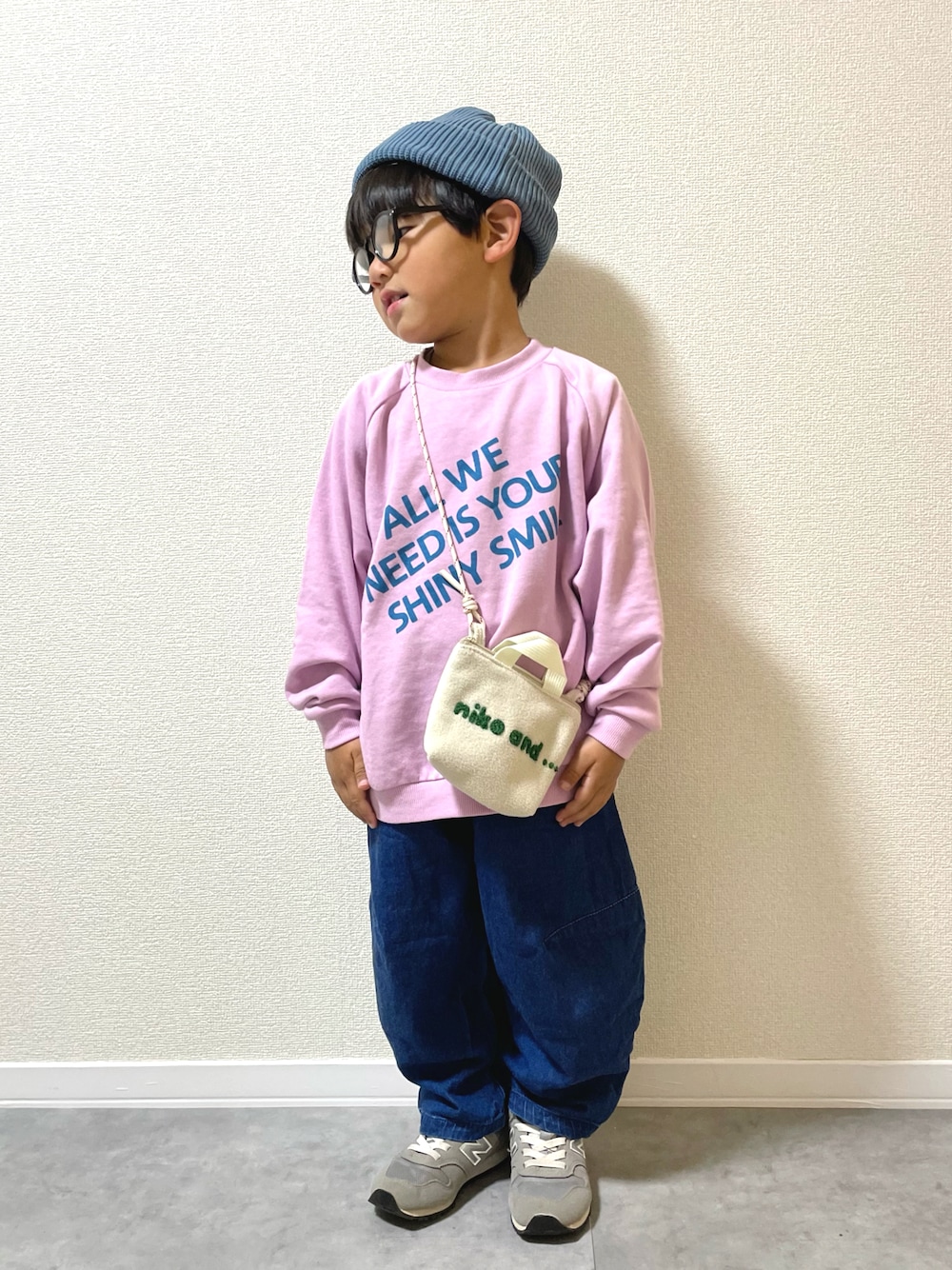 「キッズコーデ、キッズファッション、男の子、4歳、冬コーデ、最近のいい感じコーデ、プチプラ、めがね、デニム、ニット帽、ピンク、スニーカー、バルーンパンツ、スウェット、トレーナー」｜「BREEZEのカラフルロゴトレーナー（スウェット、ピンク系）」を使った、mocchirhさん（キッズ・100cm）の冬コーディネートの1枚目の写真
