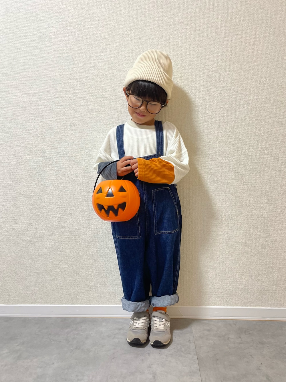 「秋冬コーデ、秋コーデ、キッズコーデ、キッズファッション、4歳、サロペット、ロンT、ハロウィン、ハロウィンコーデ、めがね」｜「GUのアイテム（ニットキャップ/ビーニー、ホワイト系）」を使った、mocchirhさん（キッズ・100cm）の秋コーディネートの1枚目の写真