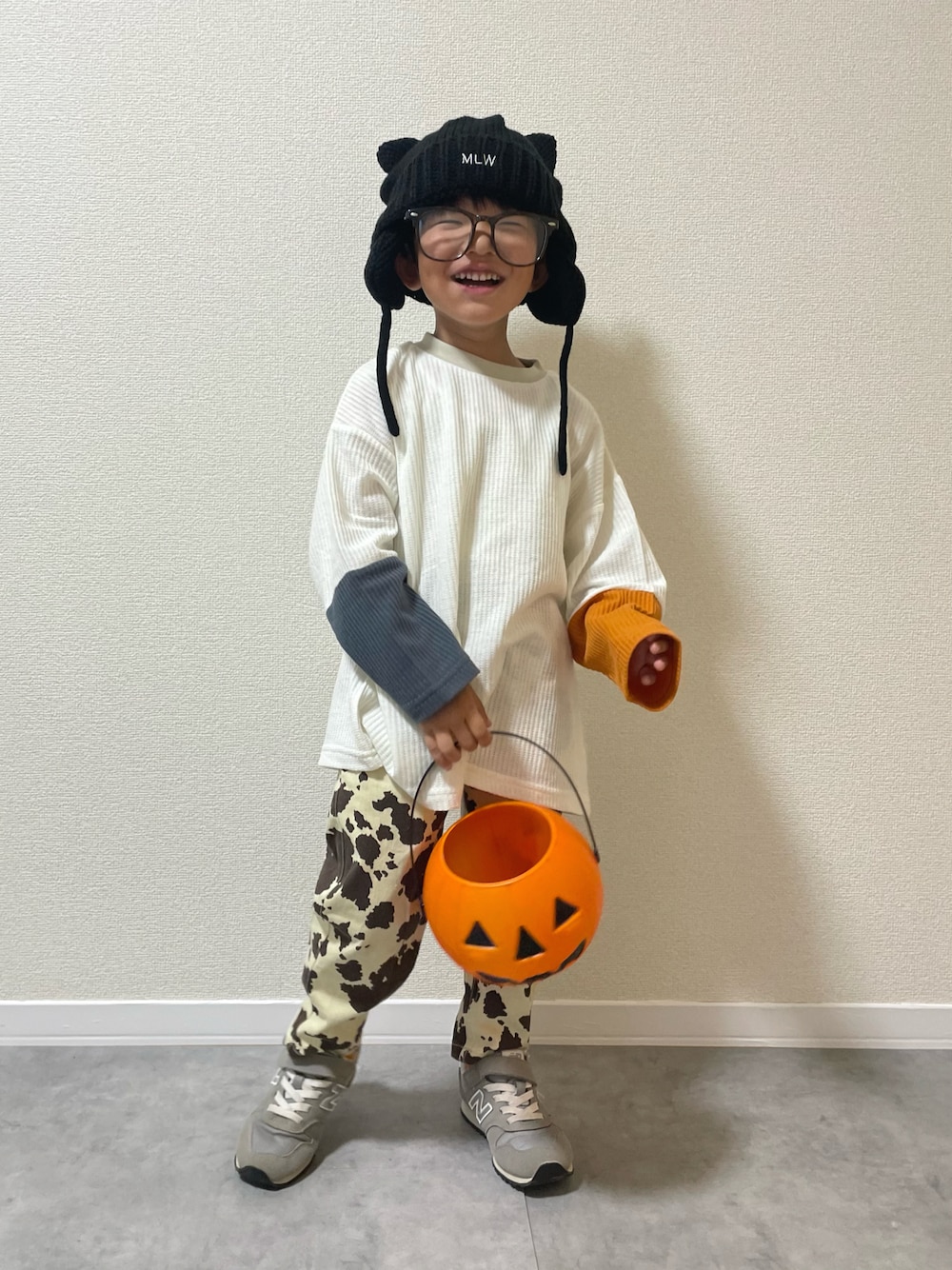 「キッズコーデ、キッズファッション、秋コーデ、4歳、ハロウィン、プチプラ、プチプラコーデ、ロンT、牛柄、ニット帽、テーマパークコーデ、めがね」｜「Birthdayのアイテム（ニットキャップ/ビーニー、ブラック系）」を使った、mocchirhさん（キッズ・100cm）の秋コーディネートの1枚目の写真
