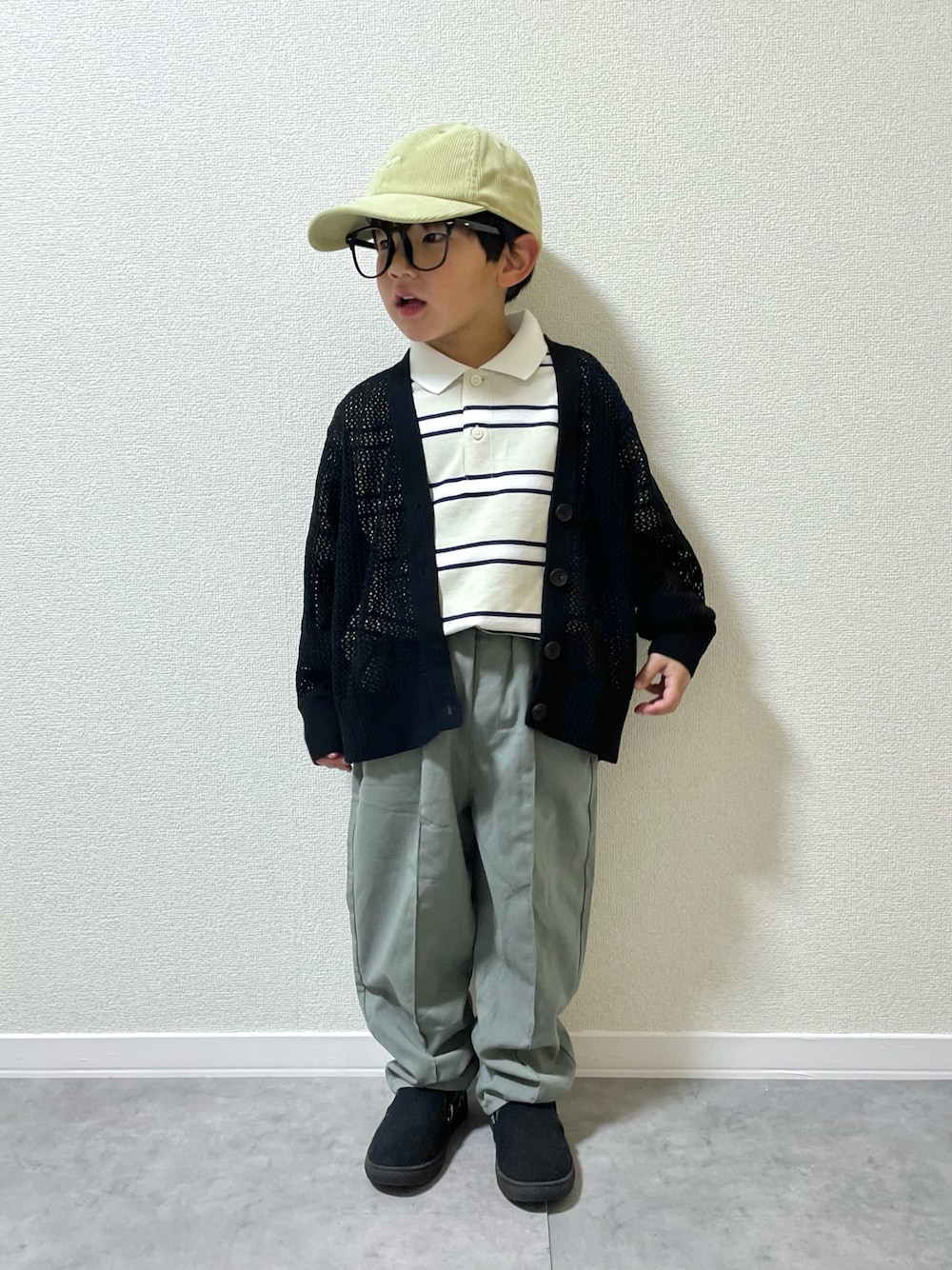 「キッズコーデ、キッズファッション、男の子、4歳、春コーデ、春めき満開コーデ、きれいめカジュアル、カジュアルコーデ、古着MIX、カーディガン、ポロシャツ、キャップ、淡色コーデ、スラックス、メッシュニット」｜「UNIQLOのアイテム（ポロシャツ、ベージュ系）」を使った、mocchirhさん（キッズ・100cm）の春コーディネートの1枚目の写真