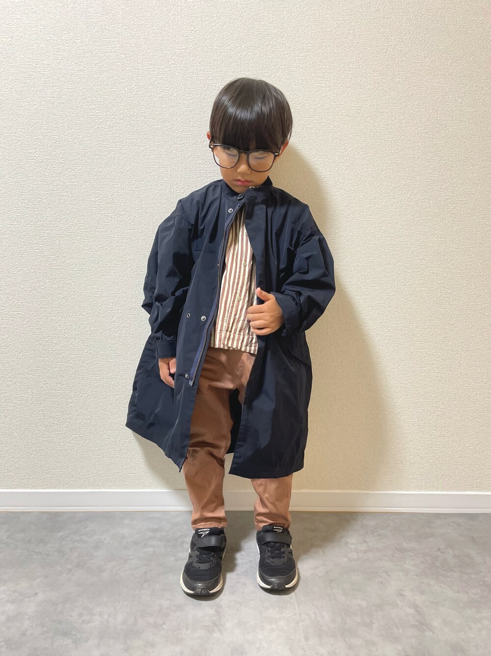 「秋っぽコーデ更新中、秋コーデ、キッズコーデ、4歳、男の子、ロングジャケット、シャツスタイル、メガネ男子、レイヤードスタイル、淡色コーデ」｜「BREEZEのアイテム（チノパンツ、ブラウン系）」を使った、mocchirhさん（キッズ・100cm）の秋コーディネートの1枚目の写真