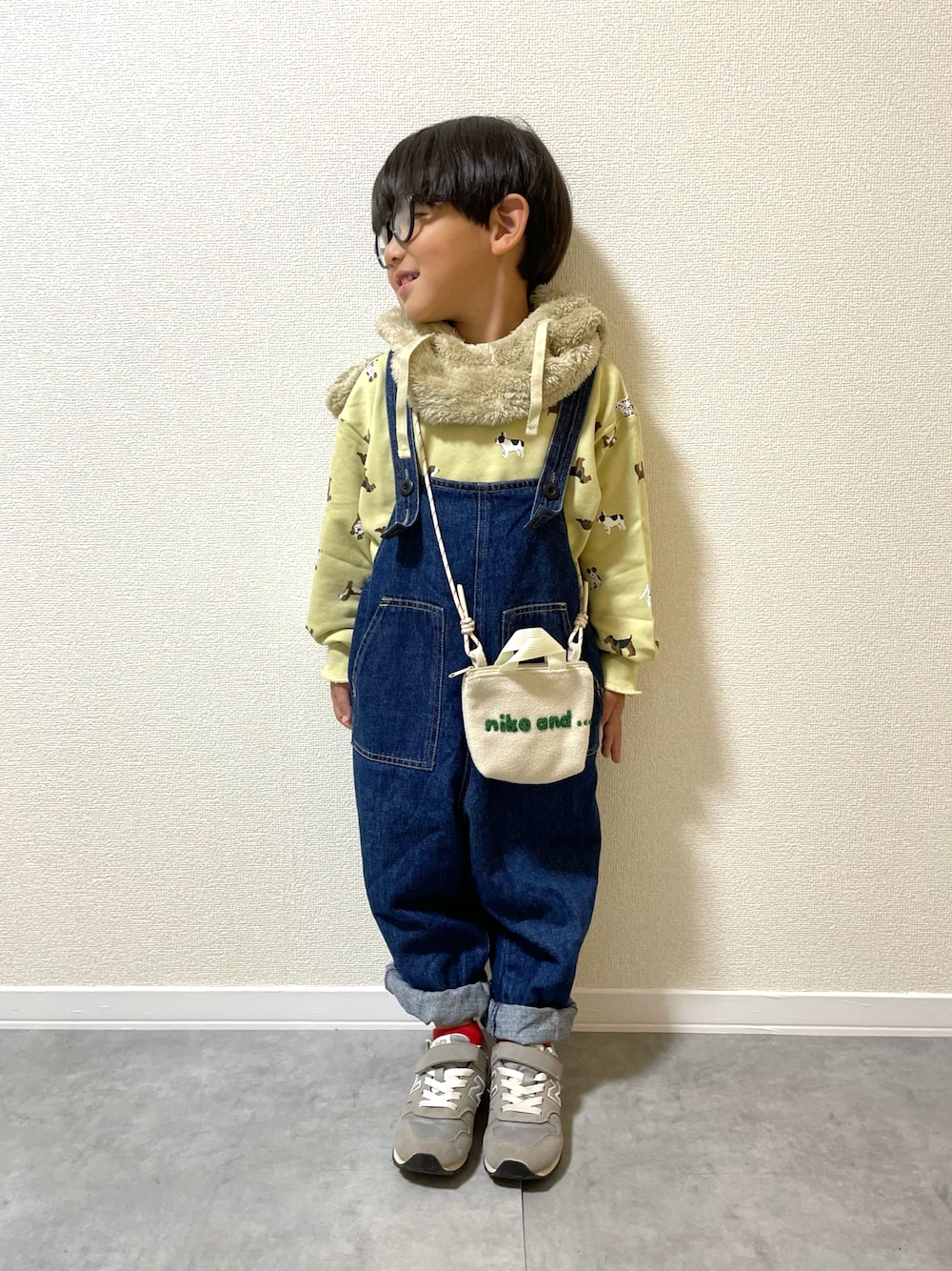 「キッズコーデ、キッズファッション、男の子コーデ、4歳、めがね、秋冬コーデ、秋コーデ、冬コーデ、サロペット、スウェット、淡色コーデ、ショルダーバッグ、プチプラ」｜「niko and...のオリジナルニコロゴフリースネックポーチ（ポーチ、ホワイト系）」を使った、mocchirhさん（キッズ・100cm）の秋コーディネートの1枚目の写真