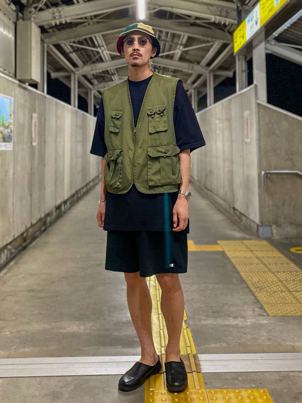 「バケットハット、サングラス、黒Tシャツ、無地T、ベスト、ミリタリー、レイヤードスタイル、ハーフパンツ、Moonstar、810S、サンダル、サンダルコーデ、夏コーデ、オトナカジュアル、ビッグシルエット」｜「TENBOXのアイテム（ハット、その他）」を使った、matyyyさん（メンズ・184cm）の夏コーディネートの1枚目の写真