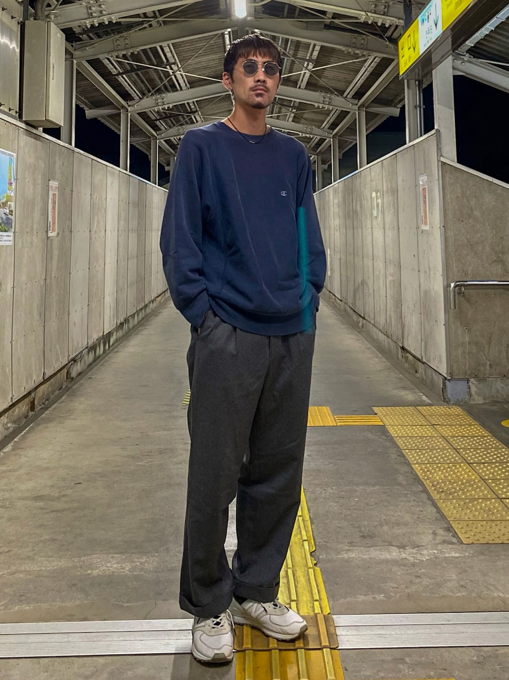 「サングラス、スウェット、Champion、リバースウィーブ、スラックス、ワイドパンツ、きれいめカジュアル、秋コーデ、ニューバランス、チャンピオン、白スニーカー、スニーカーコーデ、オトナカジュアル、シンプルコーデ、スニーカー」｜「Championのアイテム（スウェット、ブルー系）」を使った、matyyyさん（メンズ・184cm）の秋コーディネートの1枚目の写真