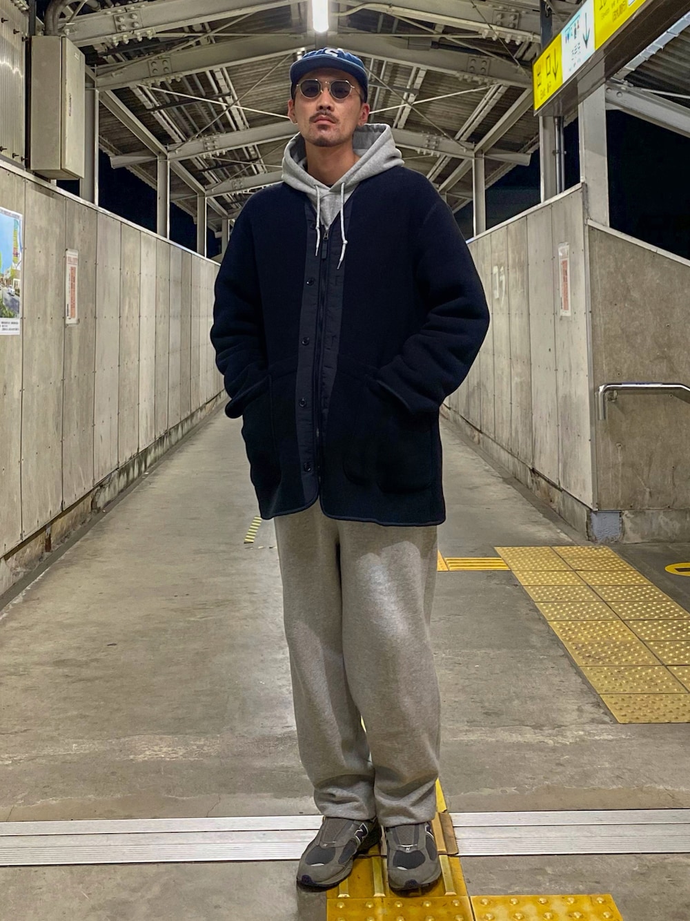 「キャップ、サングラス、ボアジャケット、パーカー、レイヤードスタイル、スウェット、スウェットパンツ、スニーカー、ニューバランス、秋冬コーデ、冬コーデ、ストリート、ビッグシルエット、フリース、ノーカラージャケット」｜「Supreme のアイテム（キャップ、ブルー系）」を使った、matyyyさん（メンズ・184cm）の秋コーディネートの1枚目の写真