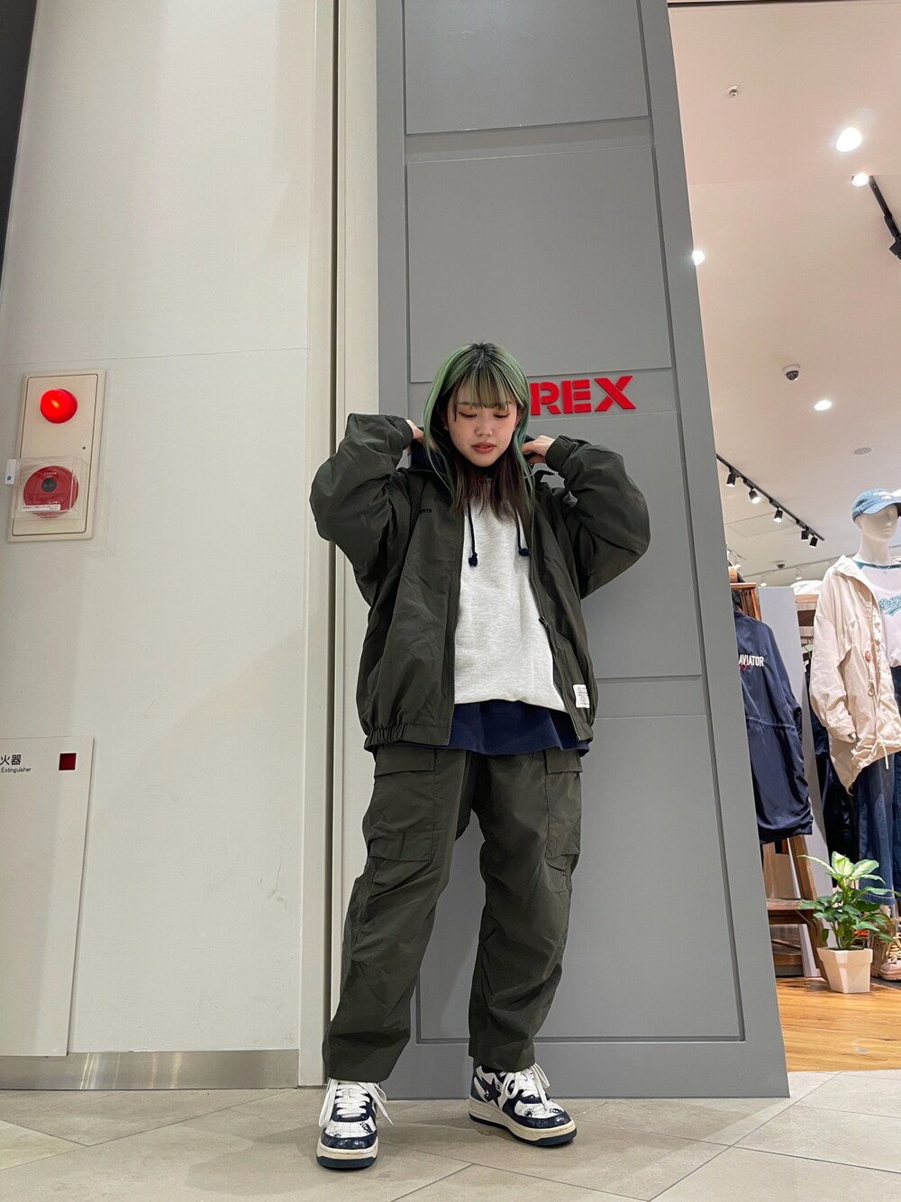 「スニーカー、カジュアル、シンプル、AVIREX、オーバーサイズ、メンズライク、お出かけコーデ、低身長コーデ、AVIREXBelle、ボリューム袖」｜「AVIREXのバギー フィット シガーポケット クルーネック スウェット シャツ / BAGGY FIT CIGAR-POCKET SWEAT SHIRT / アヴィレックス / AVIREX（スウェット、グレー系）」を使った、ぴよりんさん（レディース・154cm）の冬コーディネートの1枚目の写真