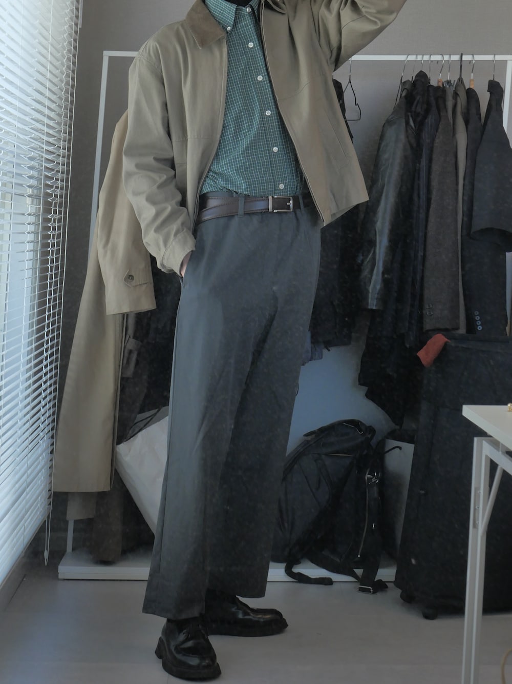 ブラック系のローファー、ベージュ系のブルゾン、グリーン系のシャツ/ブラウスを着用したメンズの秋コーディネートの1枚目の写真