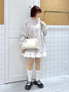 「MILKFED.（ミルクフェド）のSTRIPED FLOWER WAFFLE L/S TOP（Tシャツ/カットソー、グレー系）」を使った、彩さん（レディース・155cm）の春コーディネート