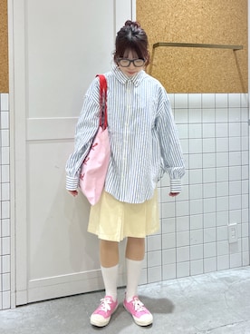 「MILKFED.（ミルクフェド）の2WAY OVERSIZED SHIRT（シャツ/ブラウス、ブルー系）」を使った、彩さん（レディース・155cm）の春コーディネート