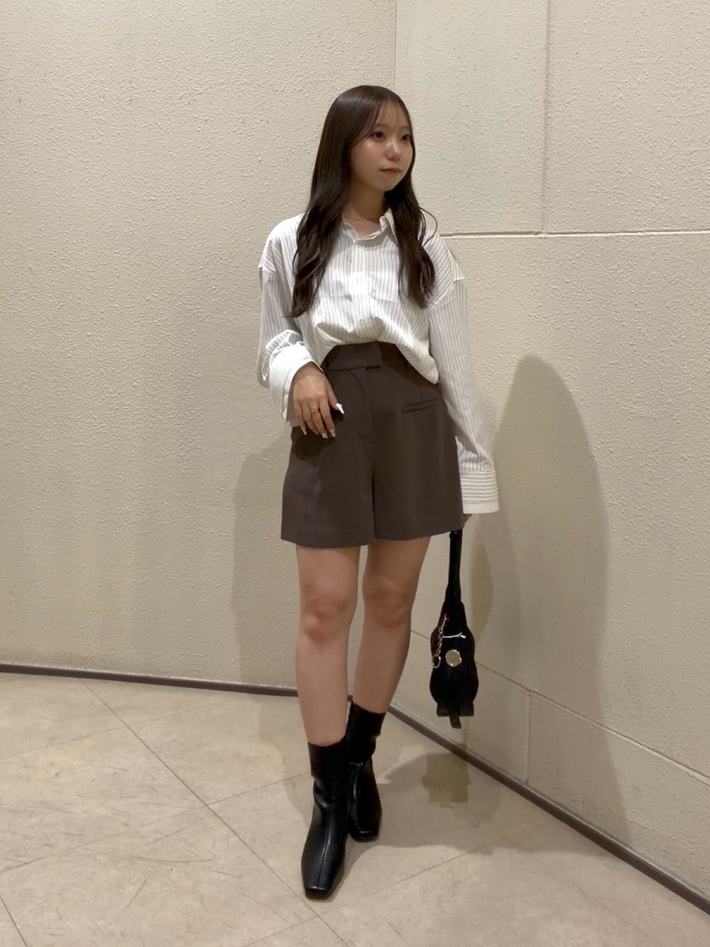 ホワイト系のシャツ/ブラウス、ブラウン系のその他パンツ、ブラック系のブーツを着用したレディースの夏コーディネートの1枚目の写真