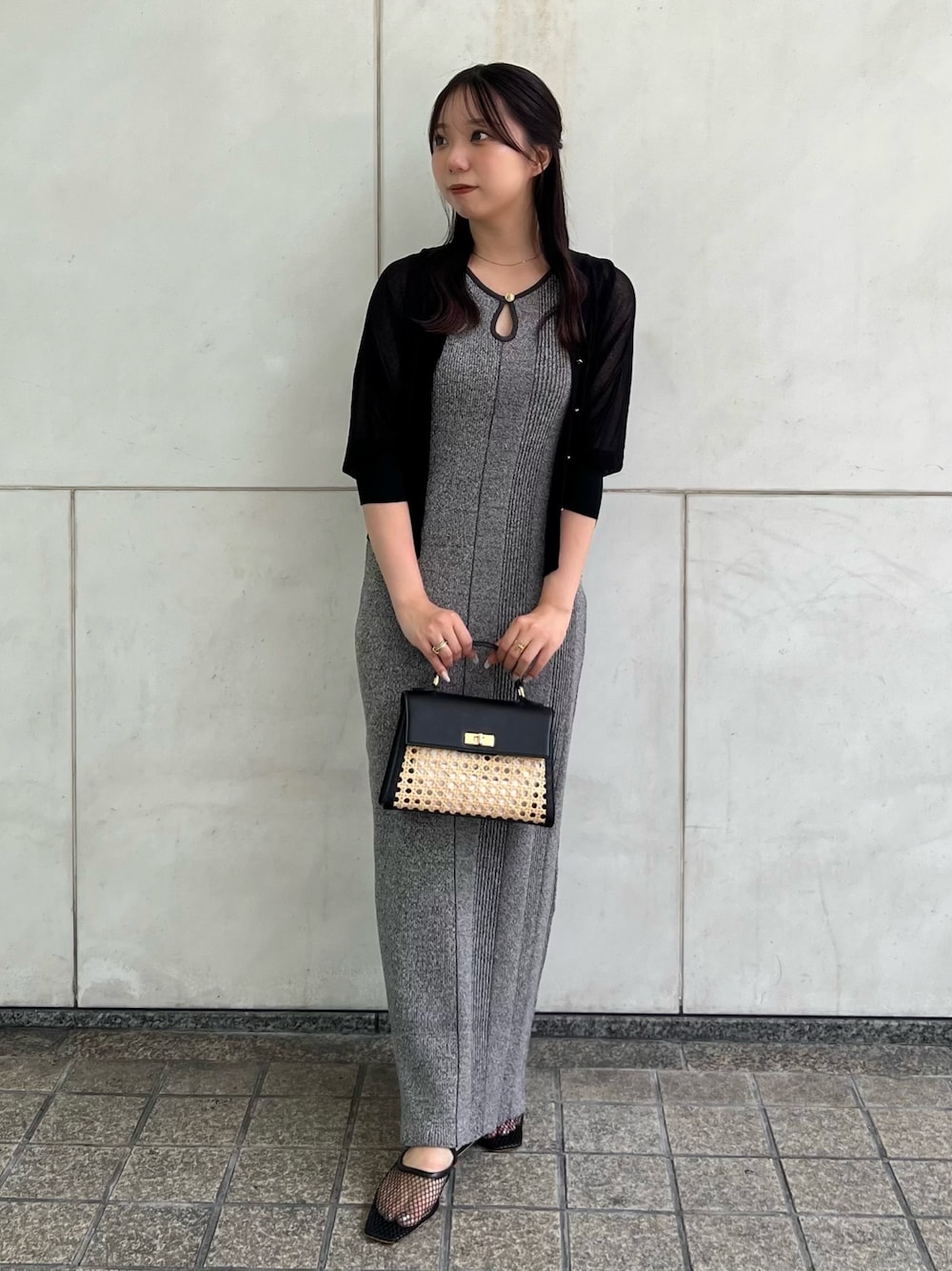 ブラック系のカーディガン/ボレロ、グレー系のワンピース、ブラック系のハンドバッグを着用したレディースの夏コーディネートの1枚目の写真