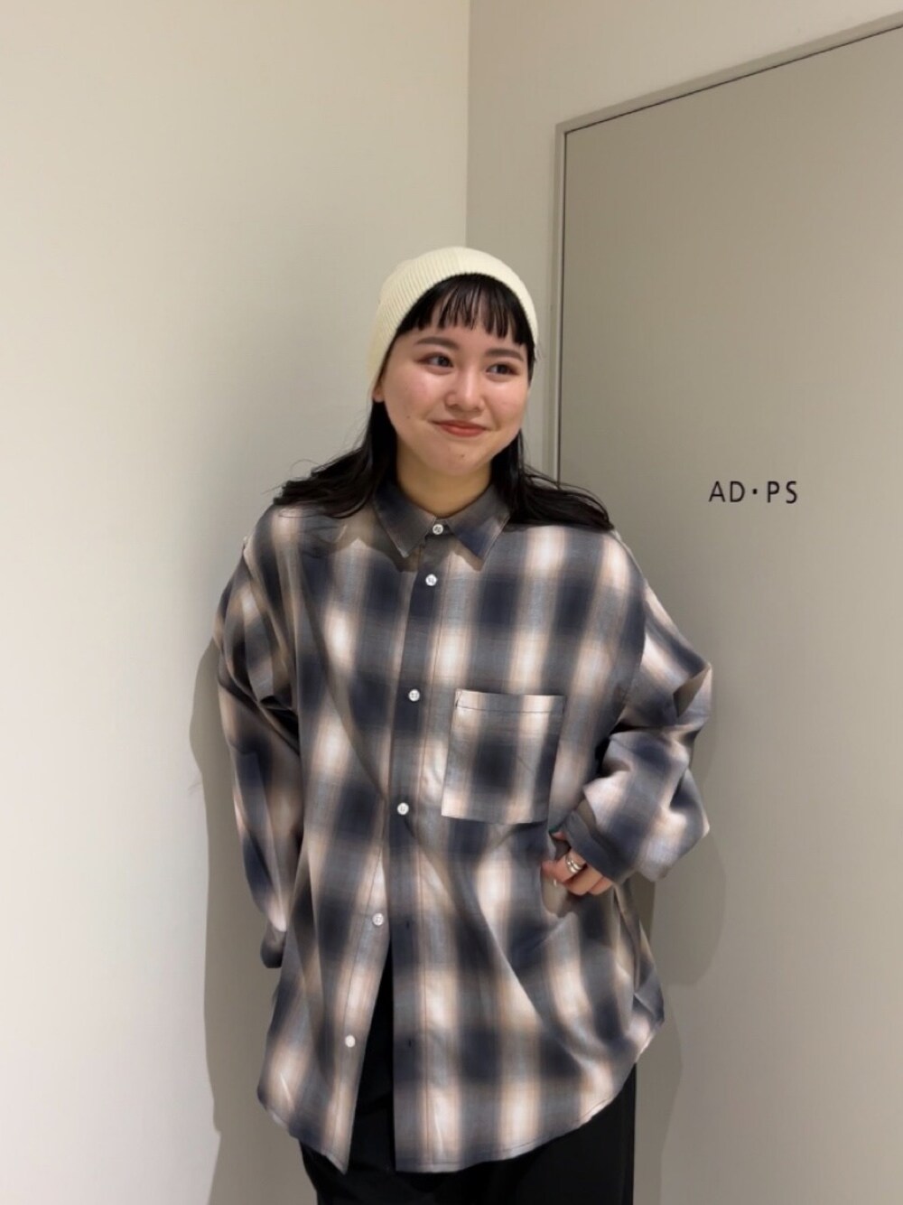 ブラック系のシャツ/ブラウス、ホワイト系のニットキャップ/ビーニーを着用したレディースの冬コーディネートの1枚目の写真