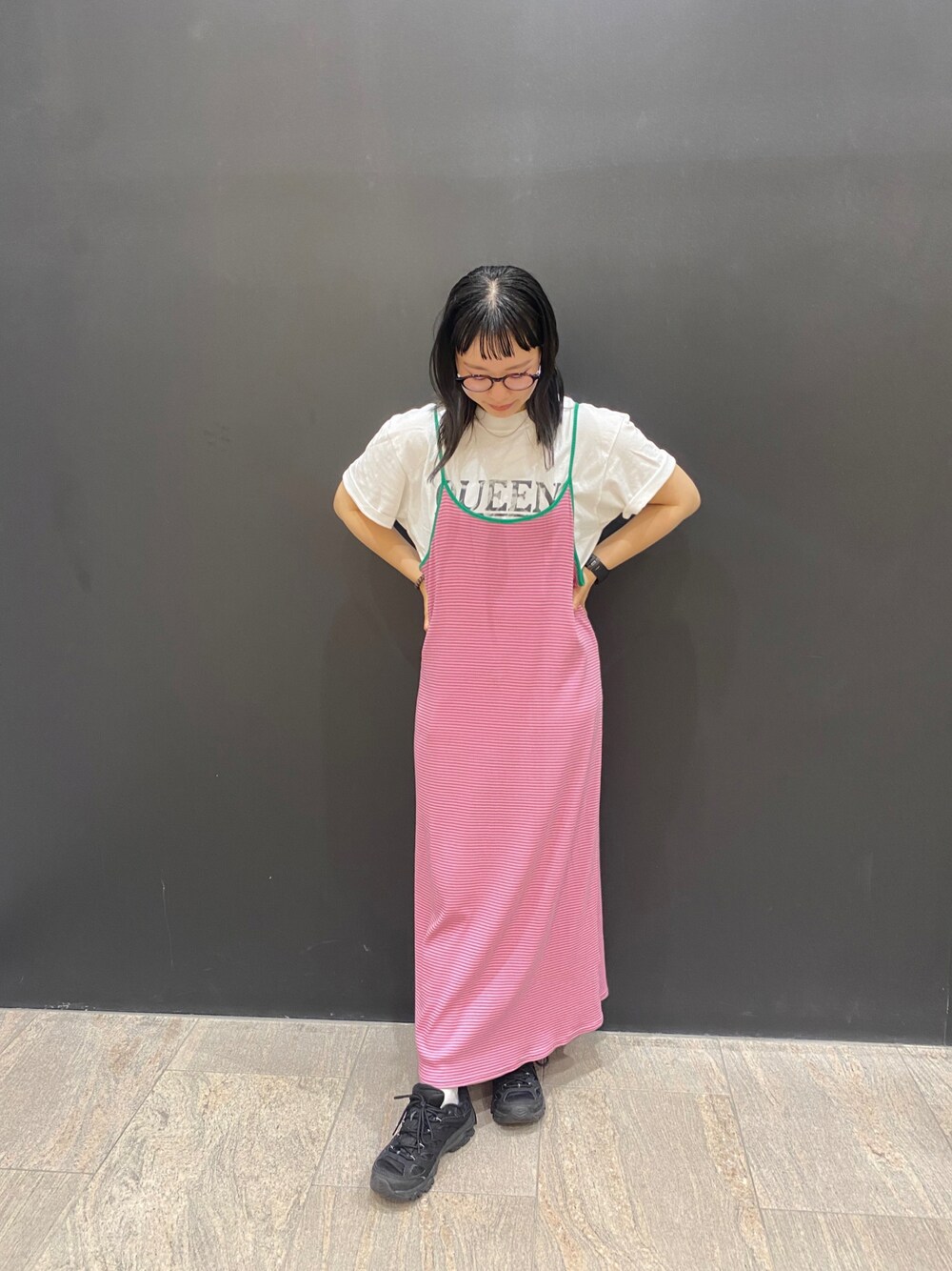ピンク系のワンピース、ホワイト系のTシャツ/カットソーを着用したレディースの夏コーディネートの1枚目の写真