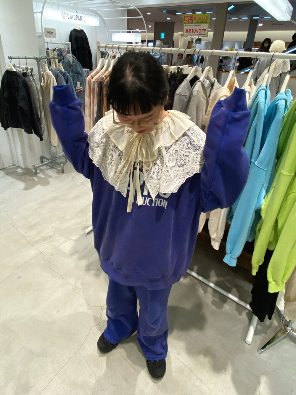 ブルー系のスウェット、ブルー系のスウェットパンツ、ホワイト系の付け襟を着用したレディースの春コーディネートの1枚目の写真