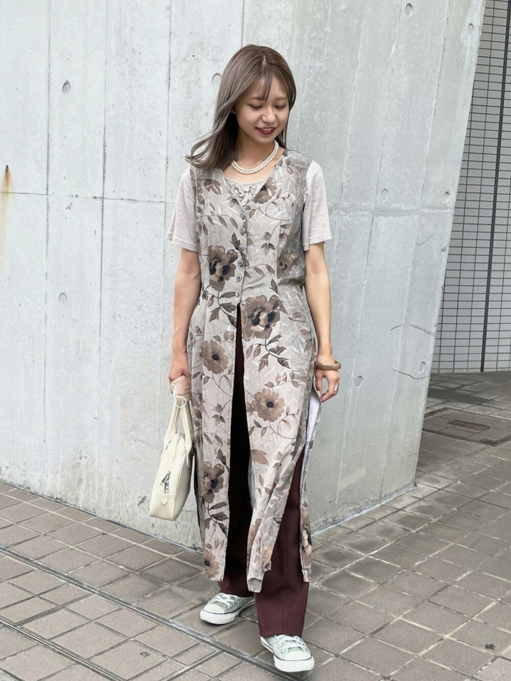 グリーン系のスニーカー、ブラウン系のTシャツ/カットソー、ブラウン系のワンピース/ドレスを着用したレディースの夏コーディネートの1枚目の写真