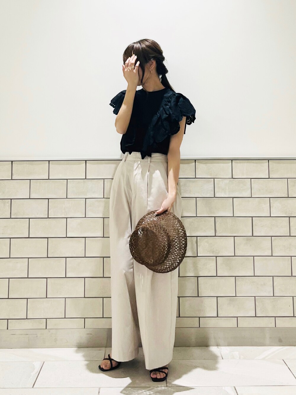 ブラック系のシャツ/ブラウス、グレー系のその他パンツ、ブラック系のサンダルを着用したレディースの夏コーディネートの1枚目の写真