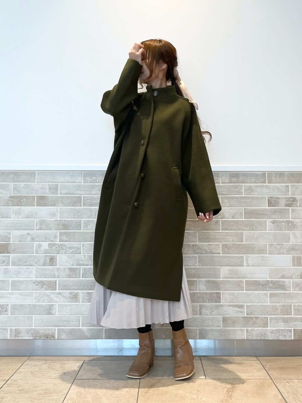 「ルノンキュール、lugnoncure、コート、アウター、カーキ、プリーツスカート、シンプルスタイル、オトナ女子、きれいめカジュアル、ブーツスタイル、大人かわいい、骨格ウェーブ、カジュアルコーデ、お出かけコーデ、冬コーデ」｜「Lugnoncureのフェイクウールコート（その他アウター、グリーン系）」を使った、Wendyさん（レディース・162cm）の秋コーディネートの1枚目の写真