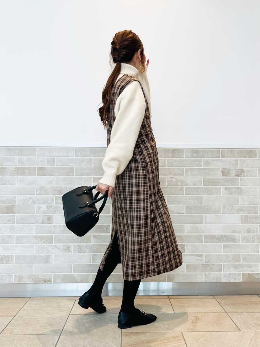 ブラウン系のワンピース、ホワイト系のニット/セーター、ブラック系のドレスシューズを着用したレディースの秋コーディネートの1枚目の写真