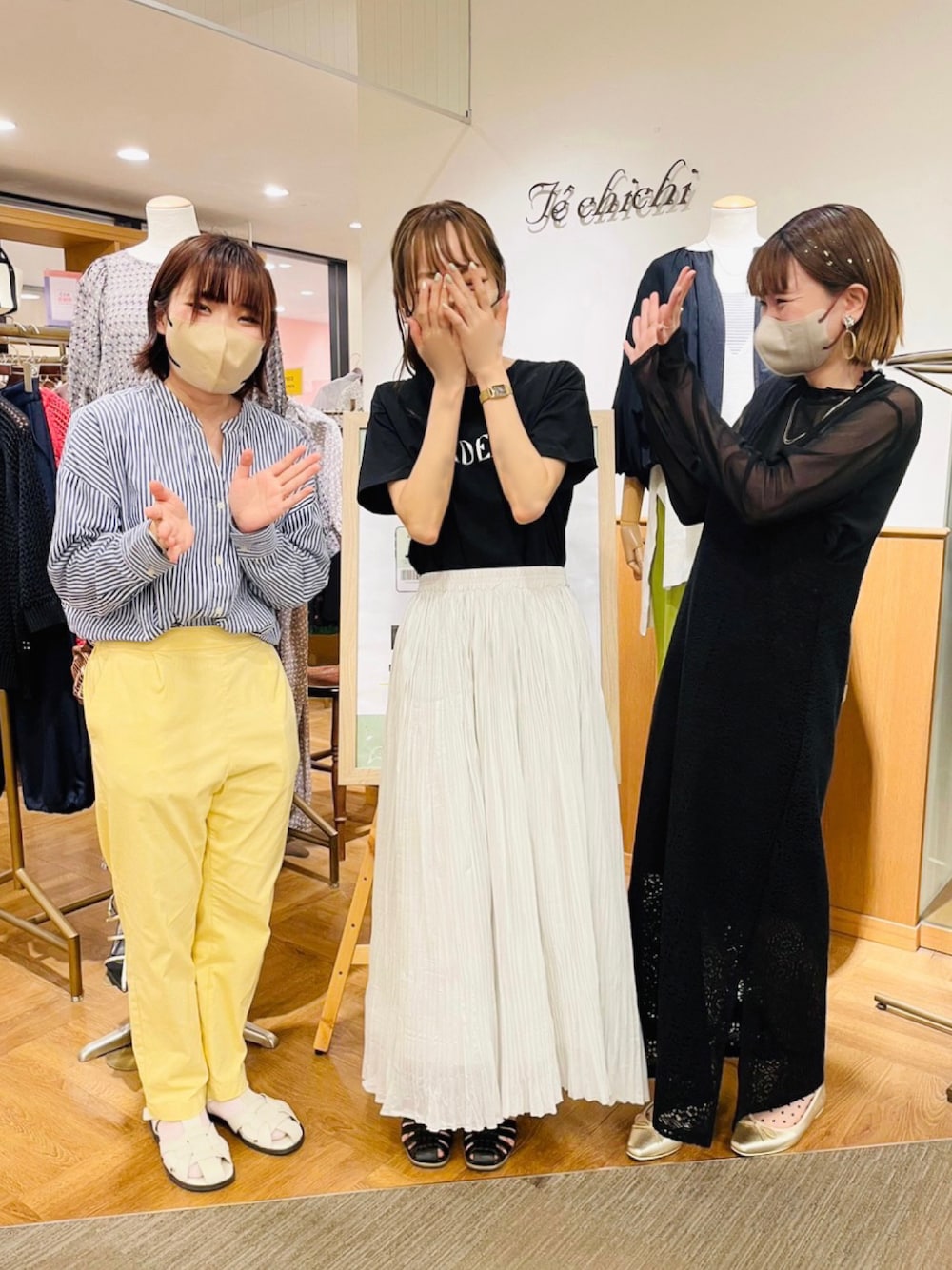 ブラック系のTシャツ/カットソー、グレー系のスカート、ブラック系のワンピースを着用したレディースの春コーディネートの1枚目の写真