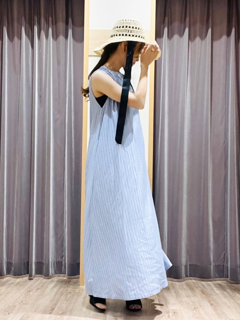 「テチチ(Te chichi)、骨格ウェーブ、休日スタイル、夏コーデ、サンダル、ワントーンコーデ、ワンピース、むぎわら帽子、リボン、リラックススタイル、大人コーデ、お出かけコーデ、楽チンコーデ、シンプルコーデ、ロングワンピース」｜「Te chichiのノースリーブフレアワンピース（ワンピース、ブルー系）」を使った、Wendyさん（レディース・162cm）の夏コーディネートの1枚目の写真