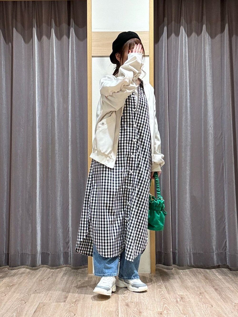 ホワイト系のノーカラージャケット、ブラック系のワンピース、ブルー系のその他パンツを着用したレディースの春コーディネートの1枚目の写真